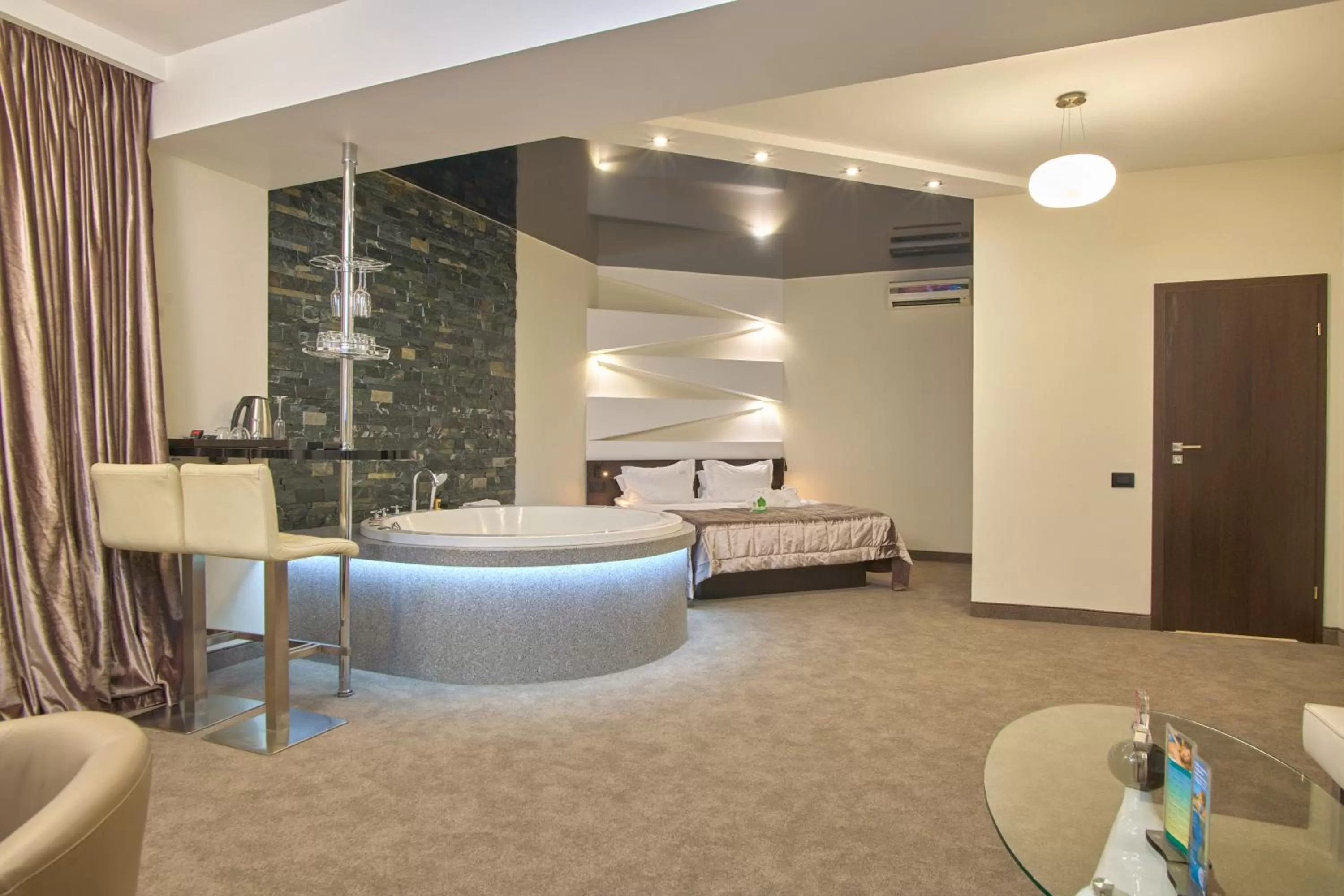 Photo of the whole room in Hotel & Spa NEMO with dolphins