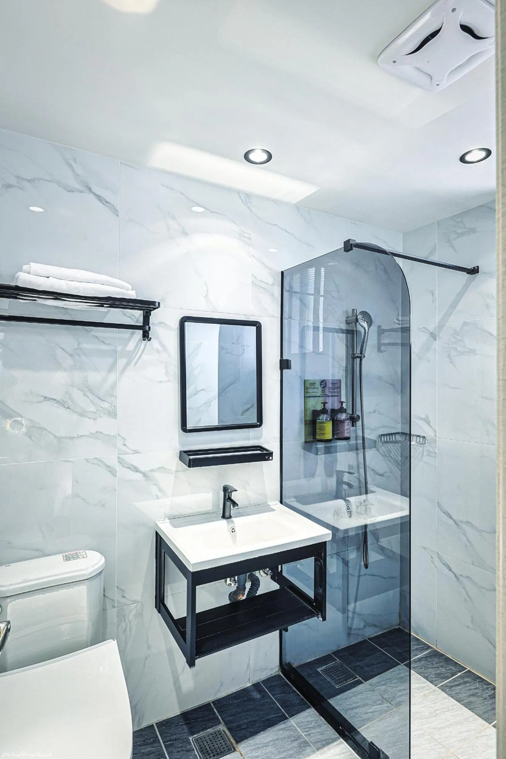 Bathroom in 亞馨文旅 近東大門夜市 有免費停車場 可自助入住