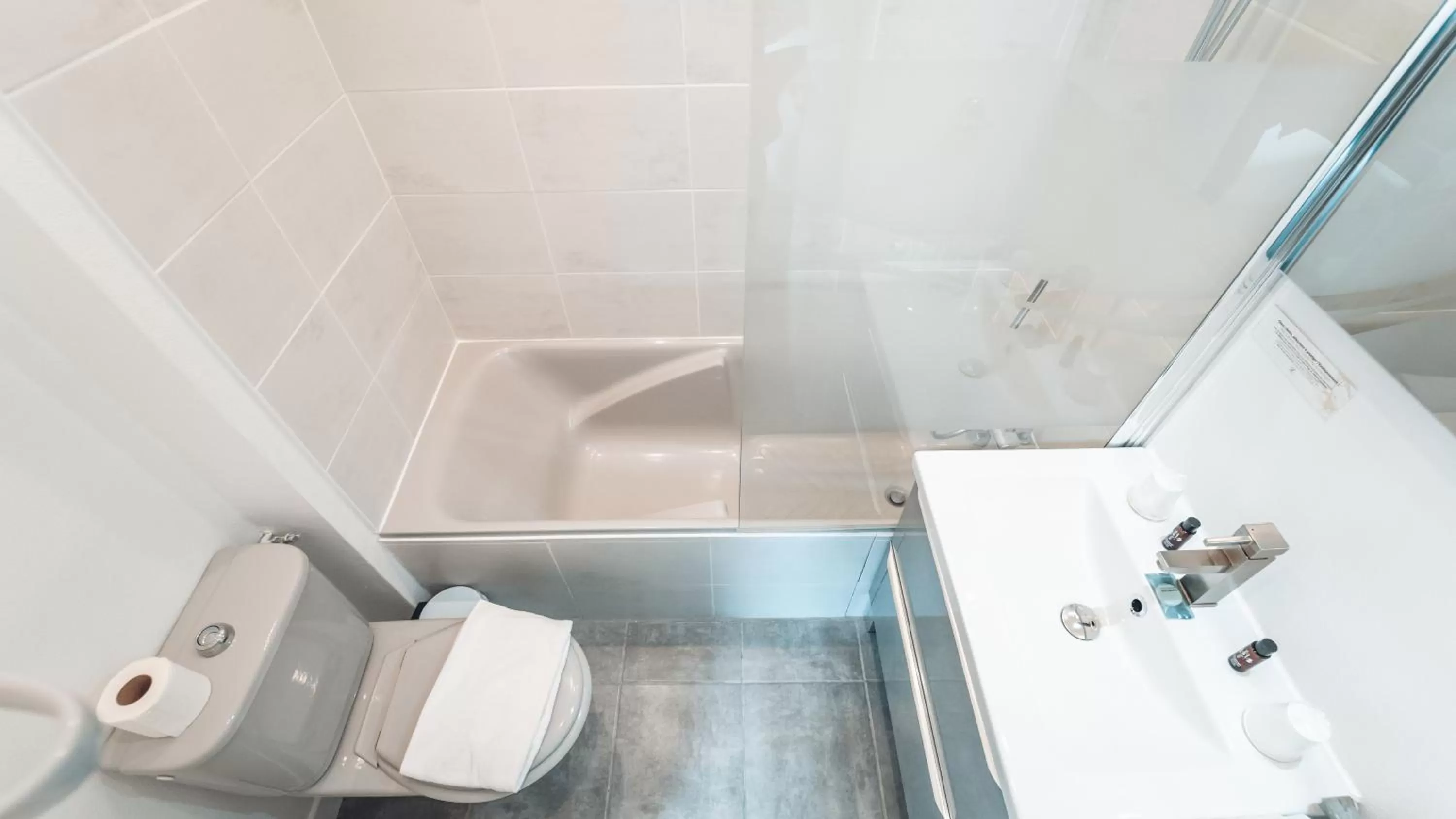 Bathroom in Logis Hôtel Vuillot