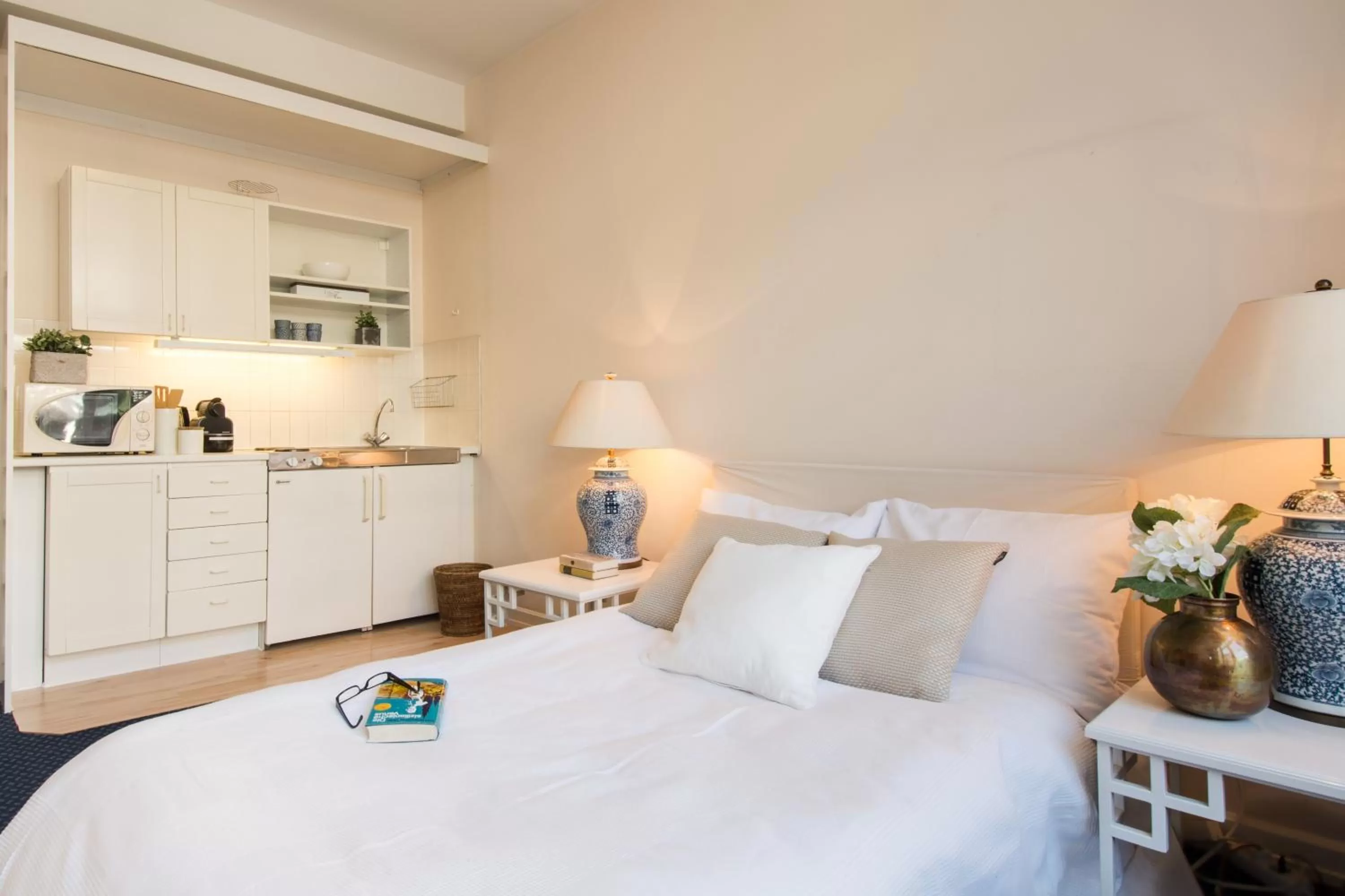 Photo of the whole room, Bed in Carlstadt Suites Düsseldorf