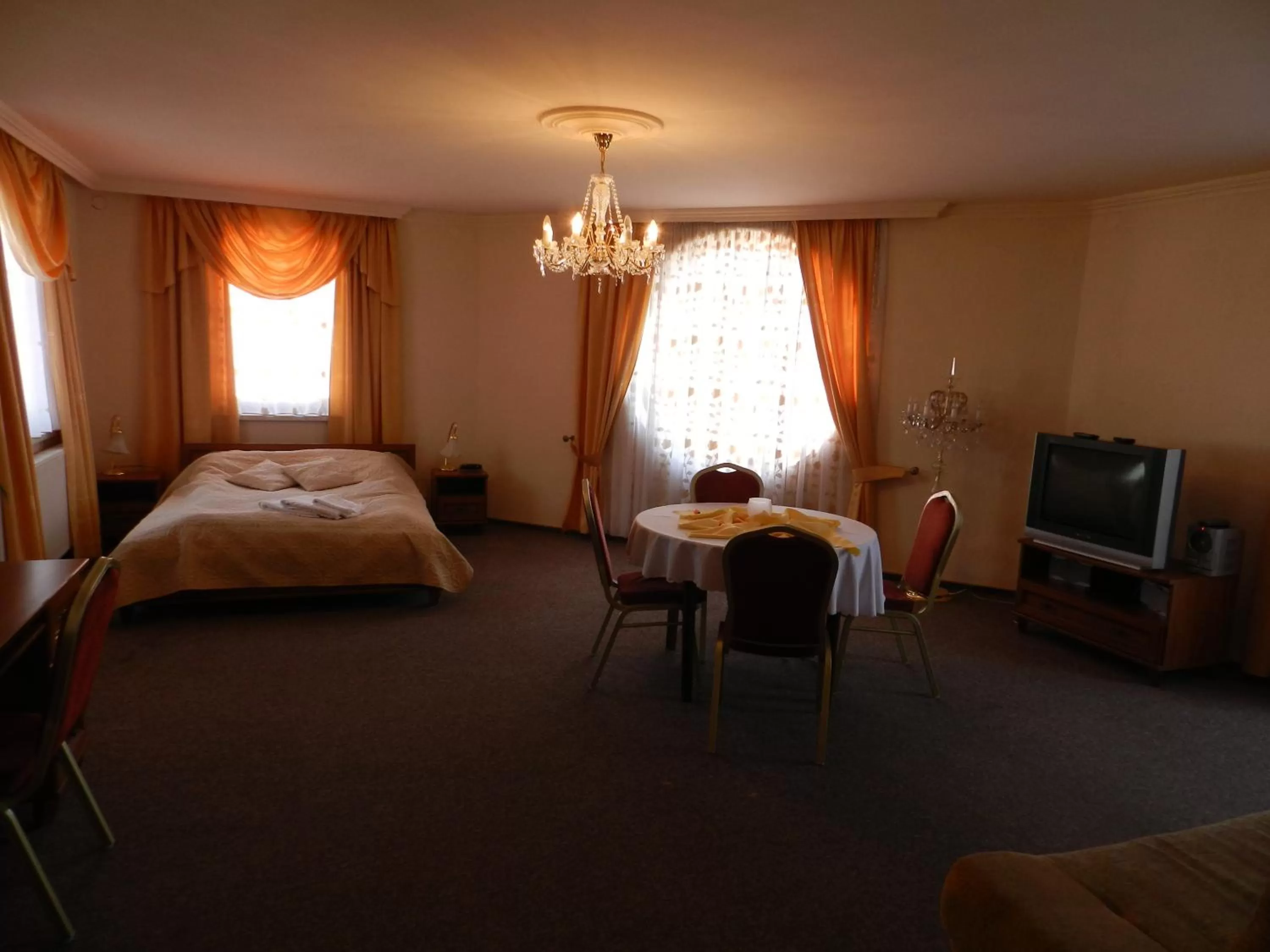 TV/Entertainment Center in Hotel Restauracja Twist