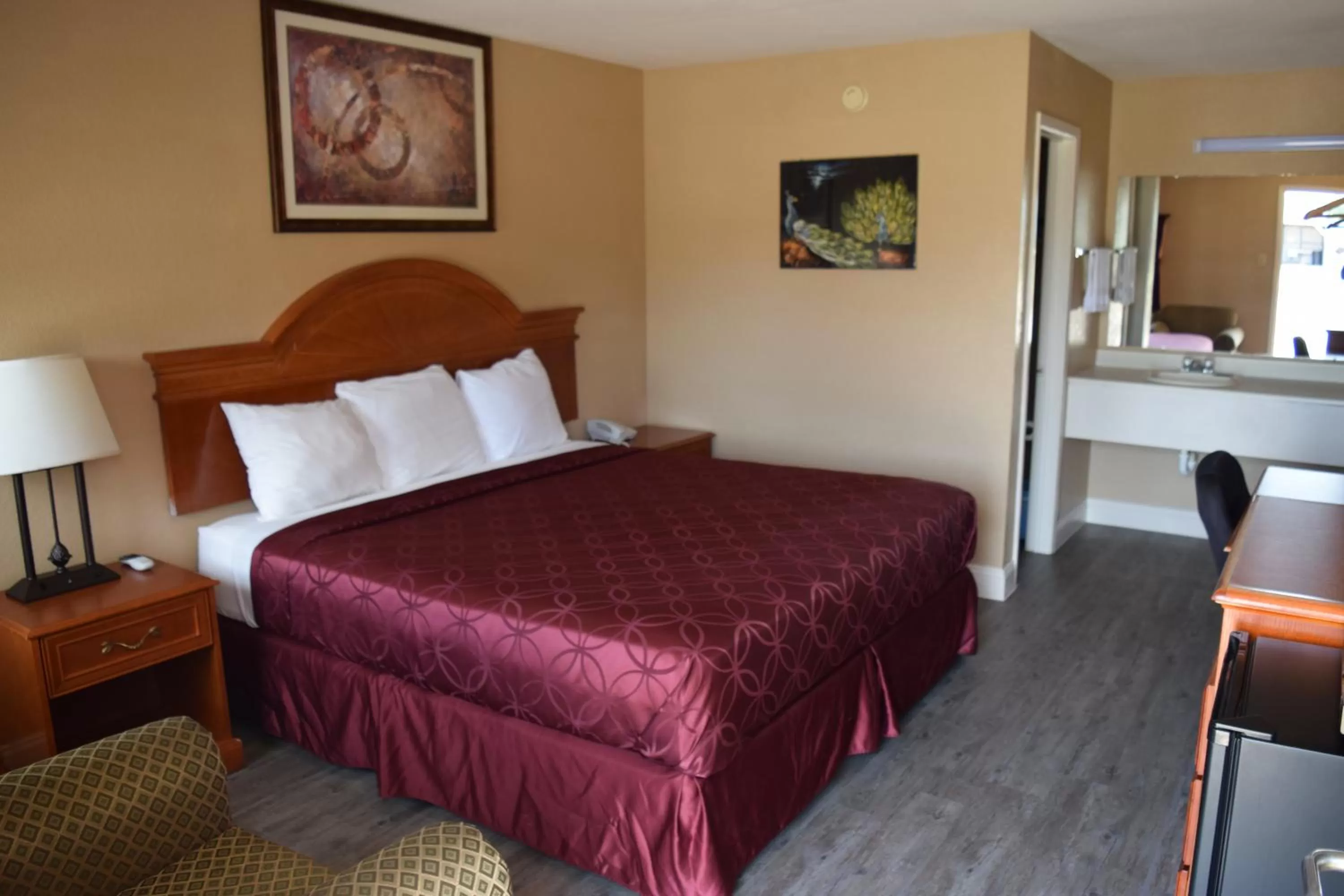 Photo of the whole room, Bed in Albany Inn & RV Campground