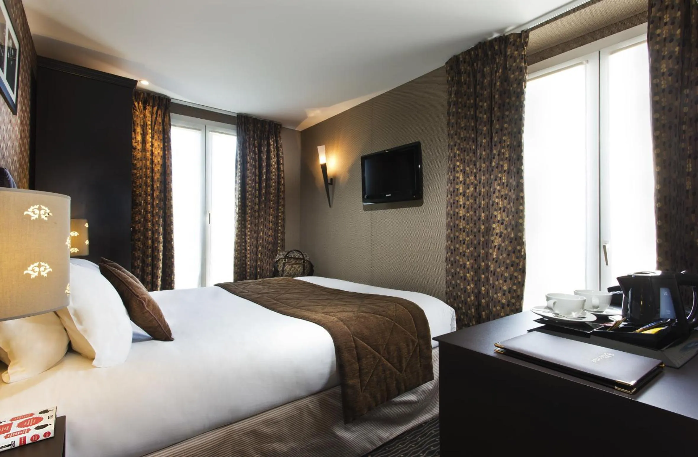 Photo of the whole room, Bed in Hôtel Du Prince Eugène