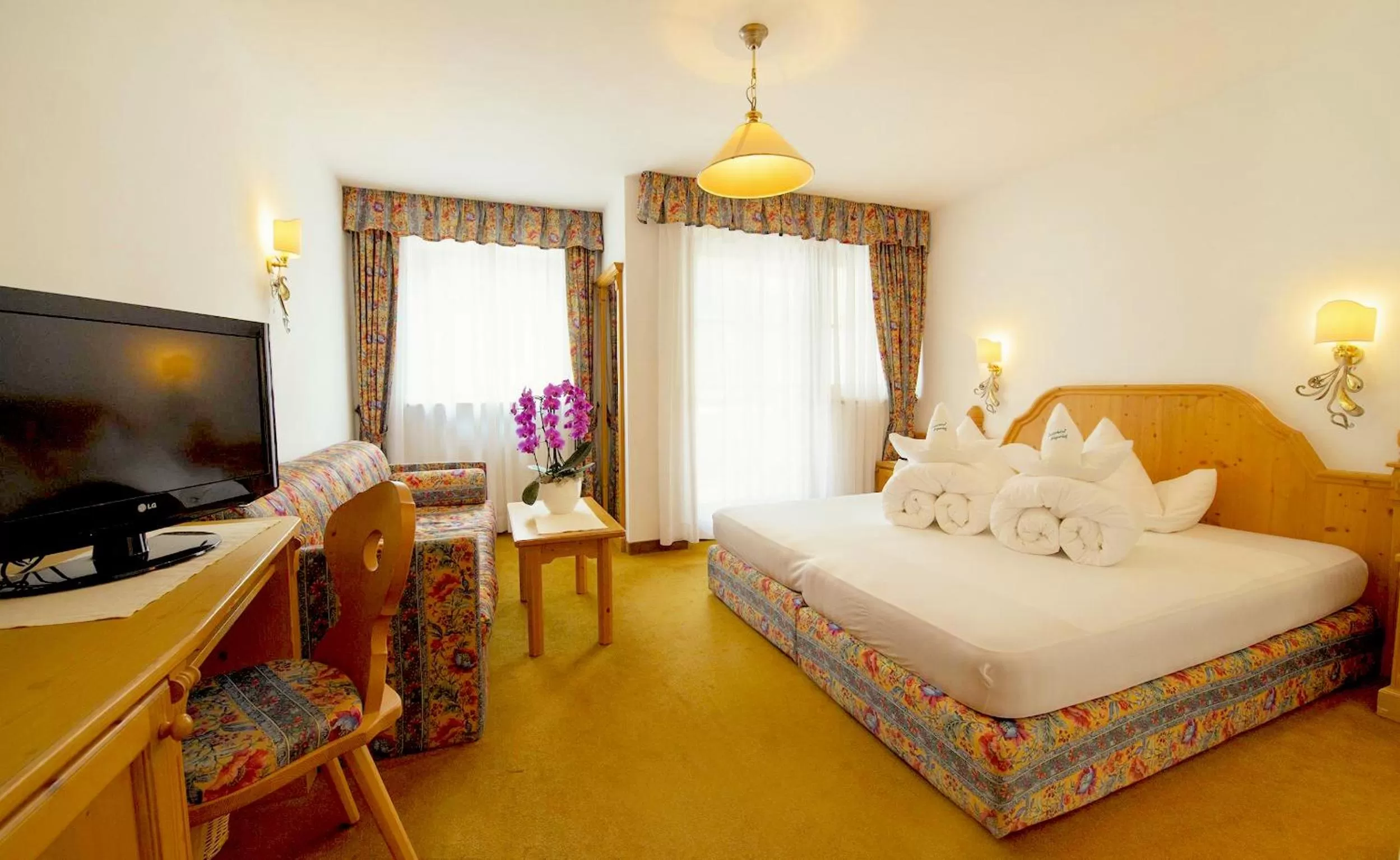 Photo of the whole room, Bed in Santeshotel