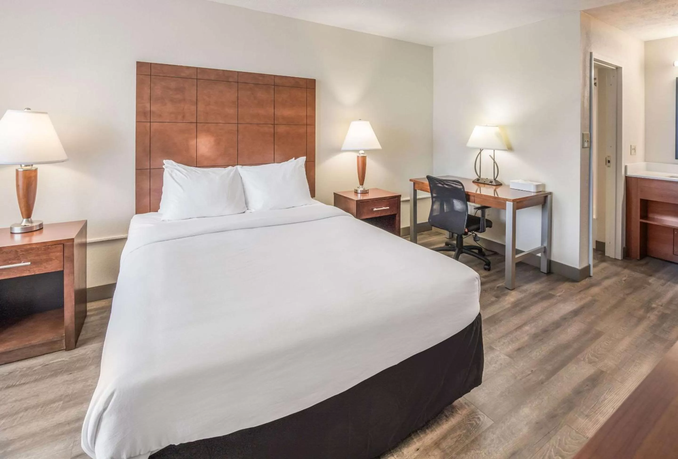 Bedroom, Bed in Suburban Studios Middlesboro