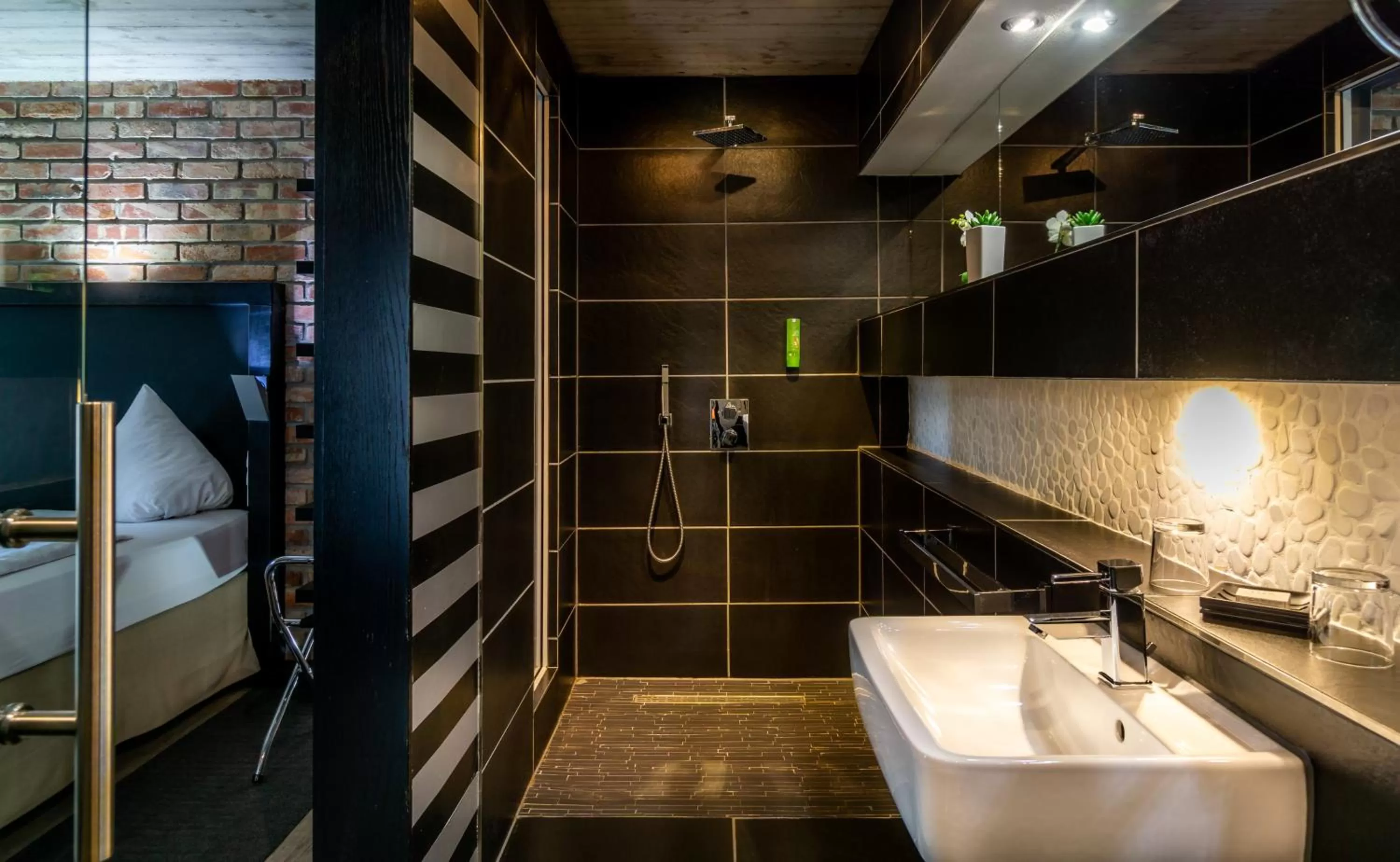 Shower in SL'otel - Das StadtHotel - voll Klimatisiert