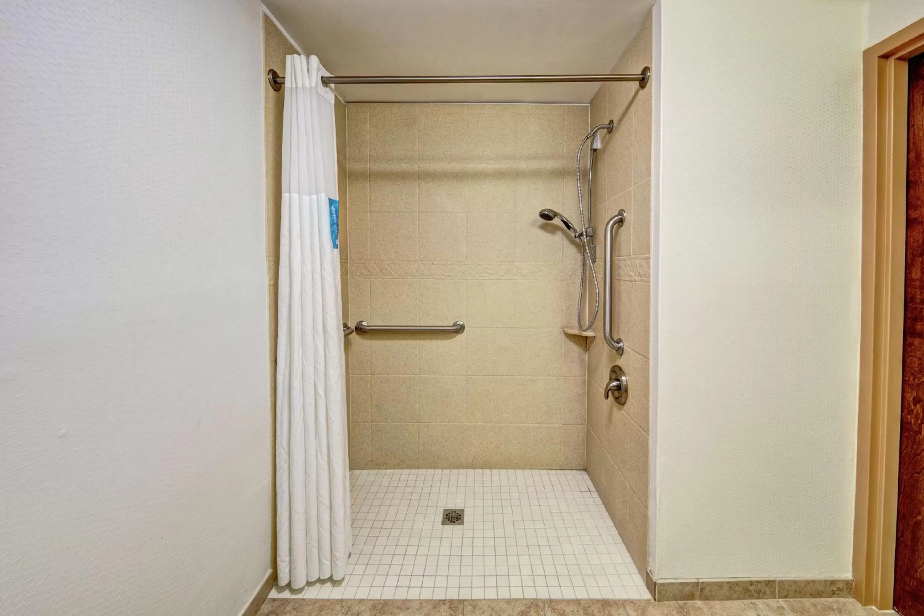 Bathroom in Hampton Inn Winchester KY