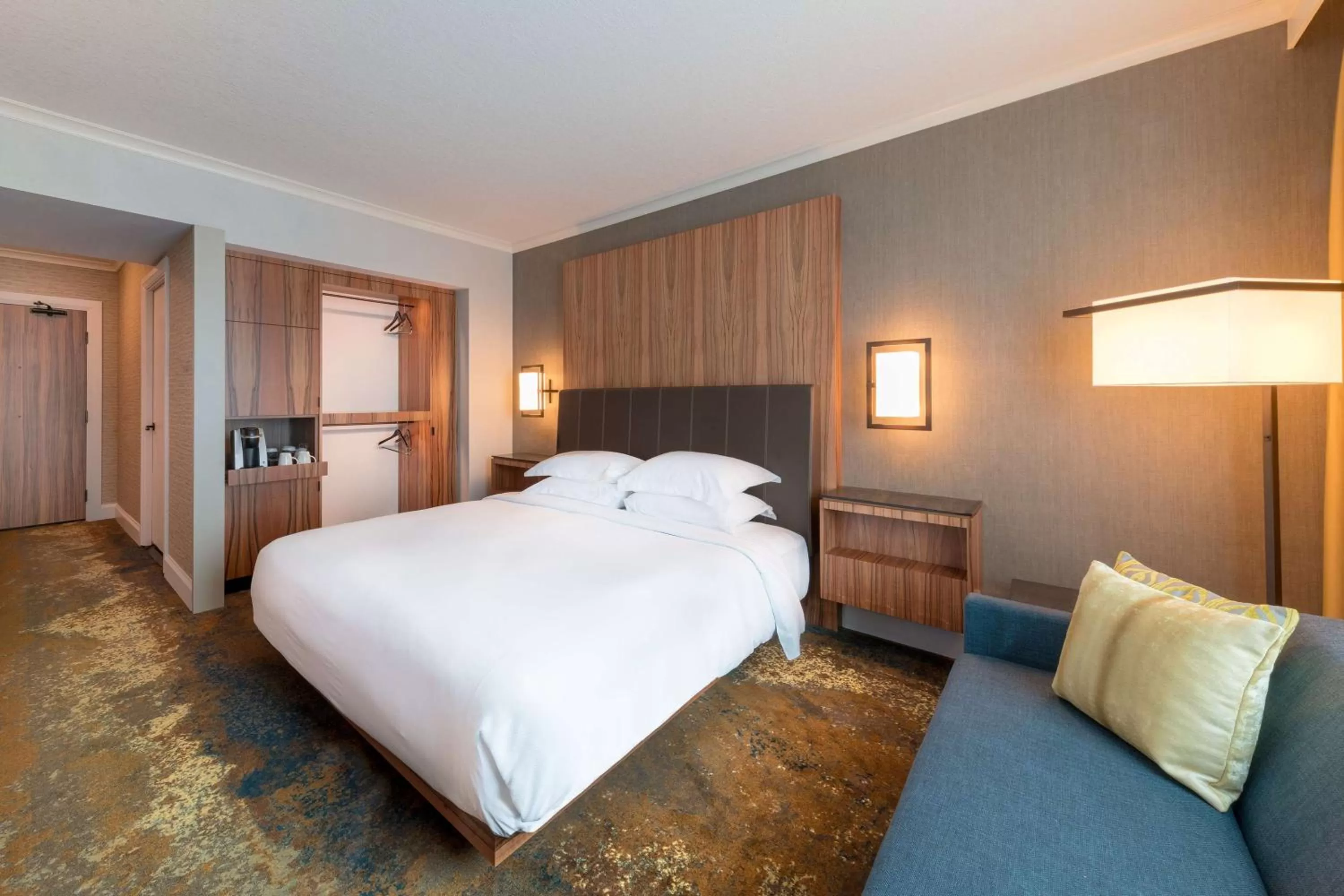 Photo of the whole room, Bed in Hyatt Regency Calgary