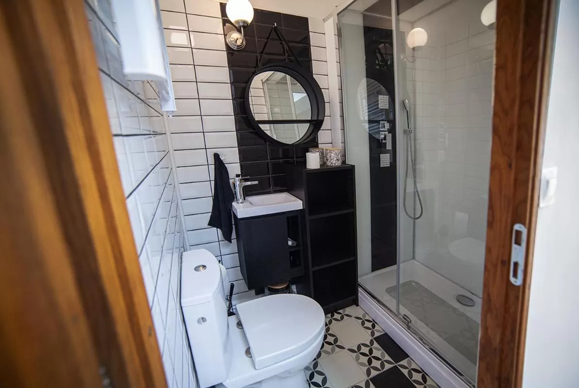 Toilet in Bienvenue Chez Nous