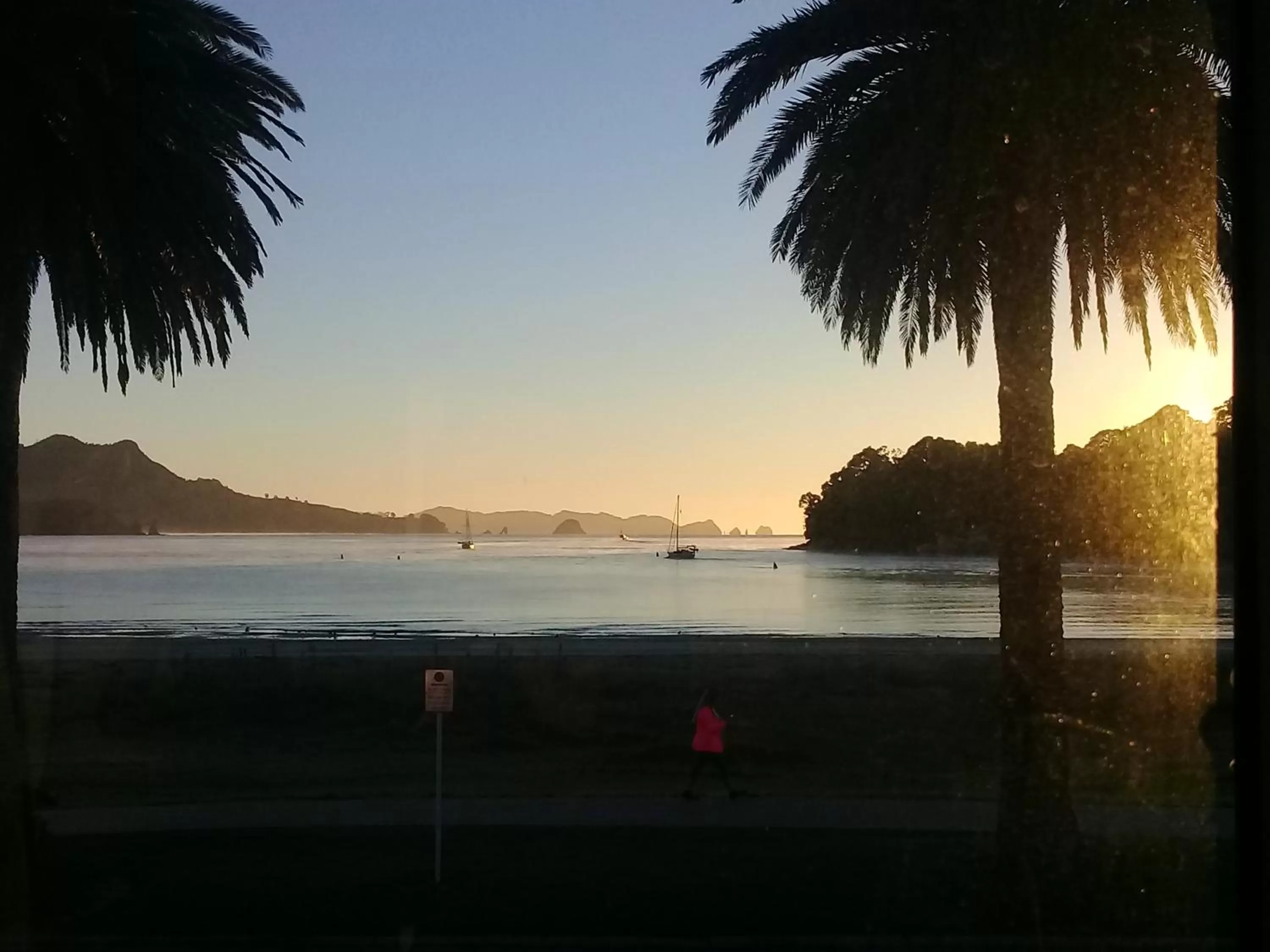 Bed in Nana Glads Beachfront Accommodation