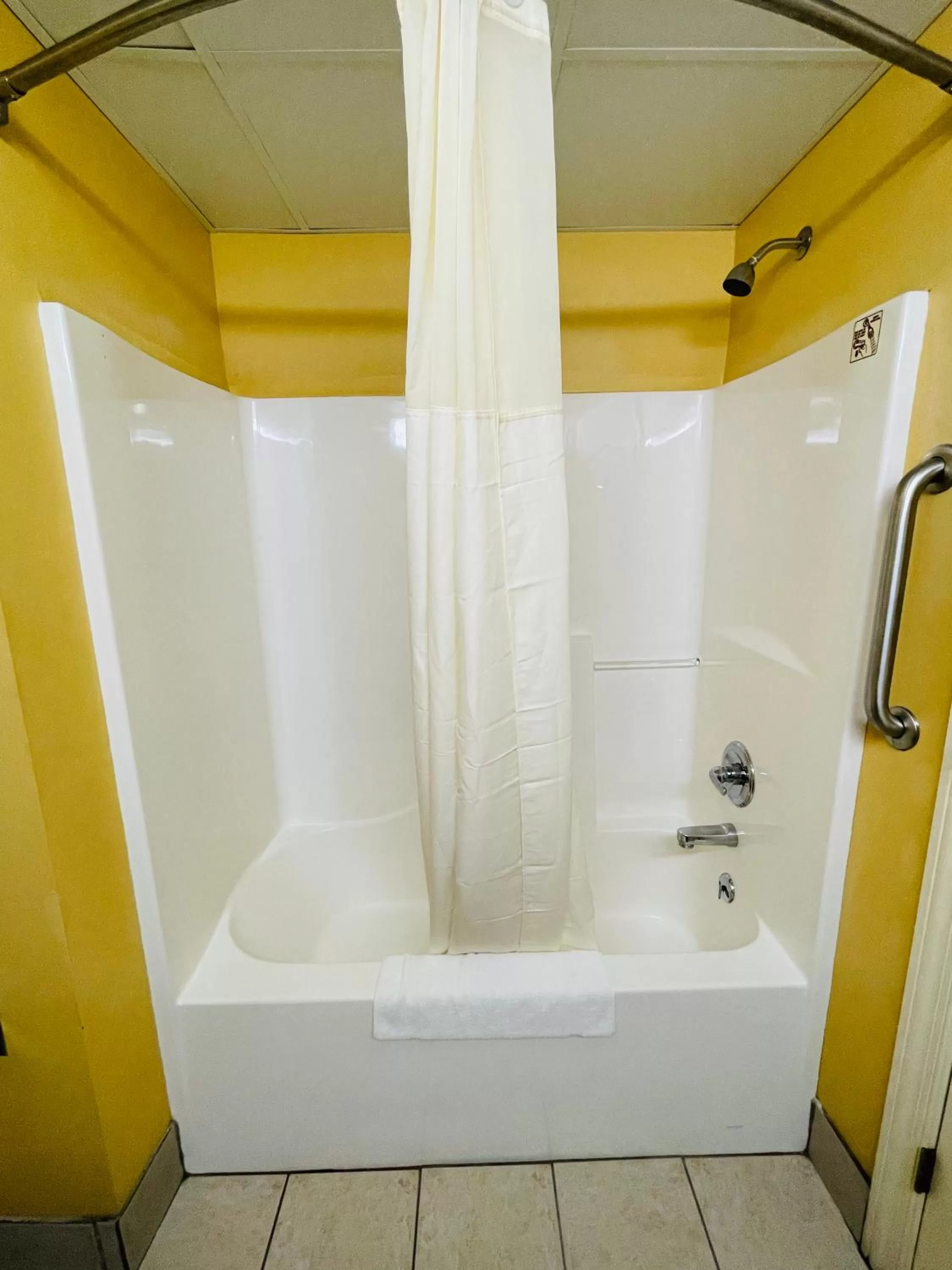 Shower in Mountain inn & suites - Dunlap TN