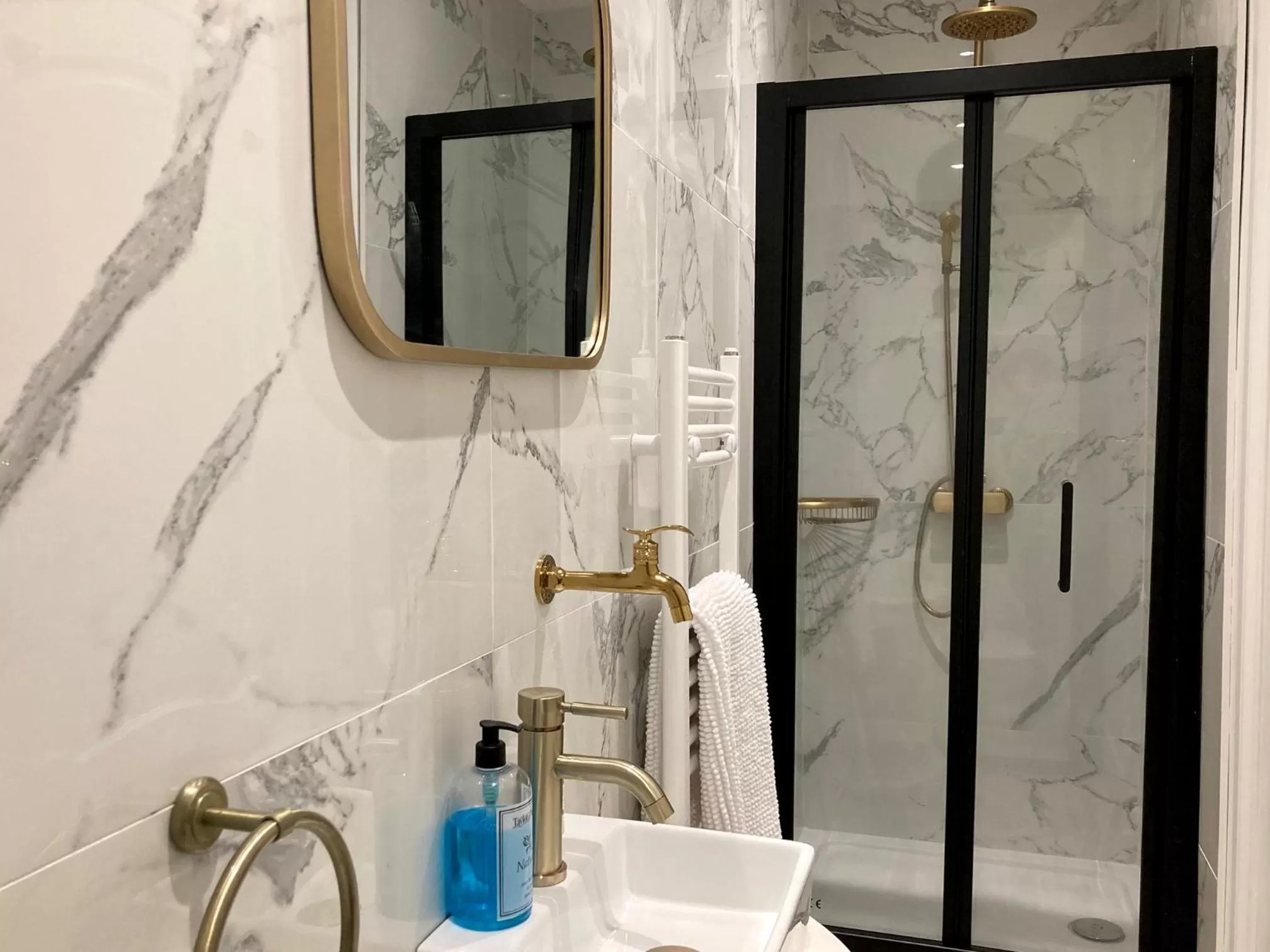 Shower, Bathroom in 15 Grosvenor