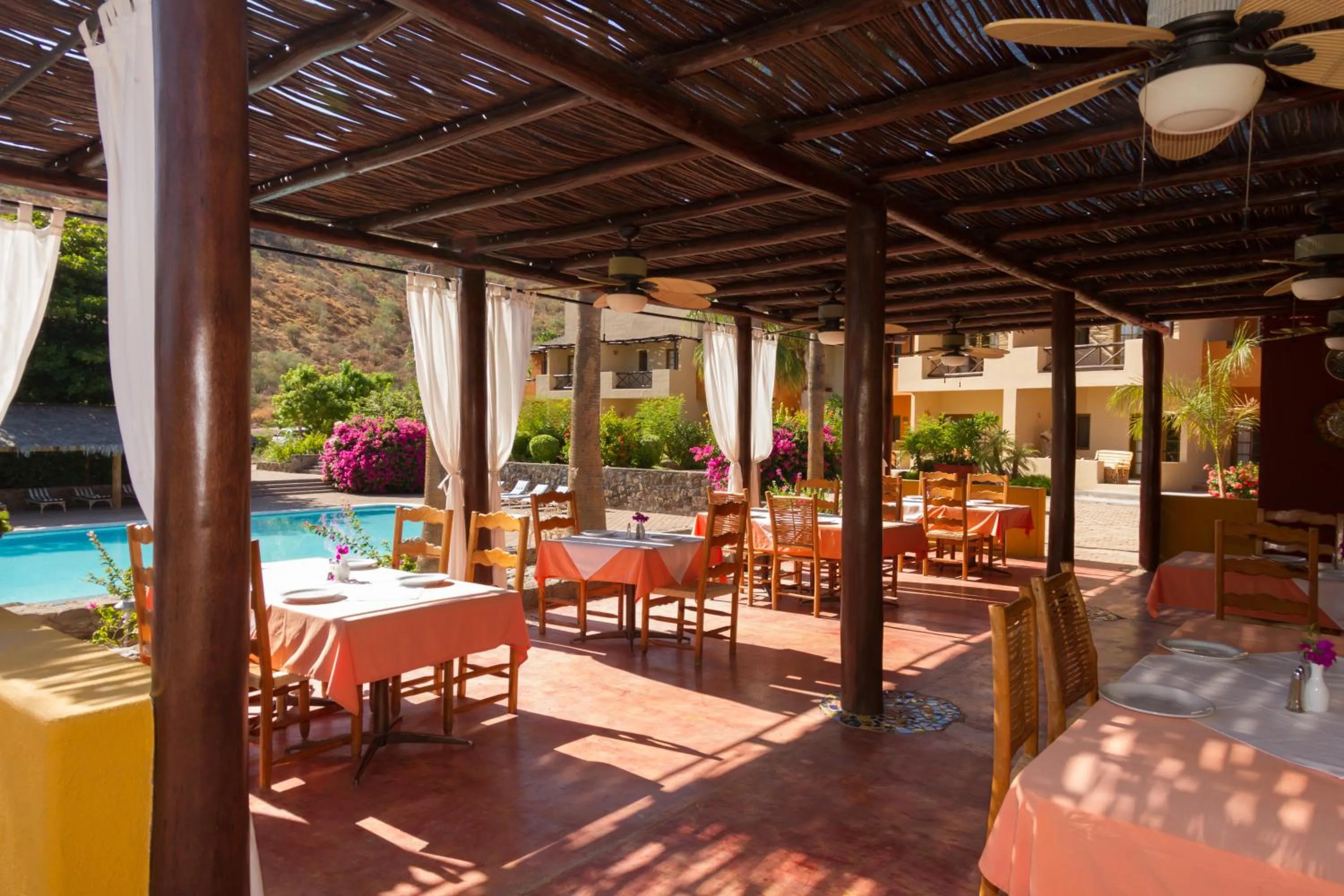 Restaurant/places to eat in Tripui Hotel