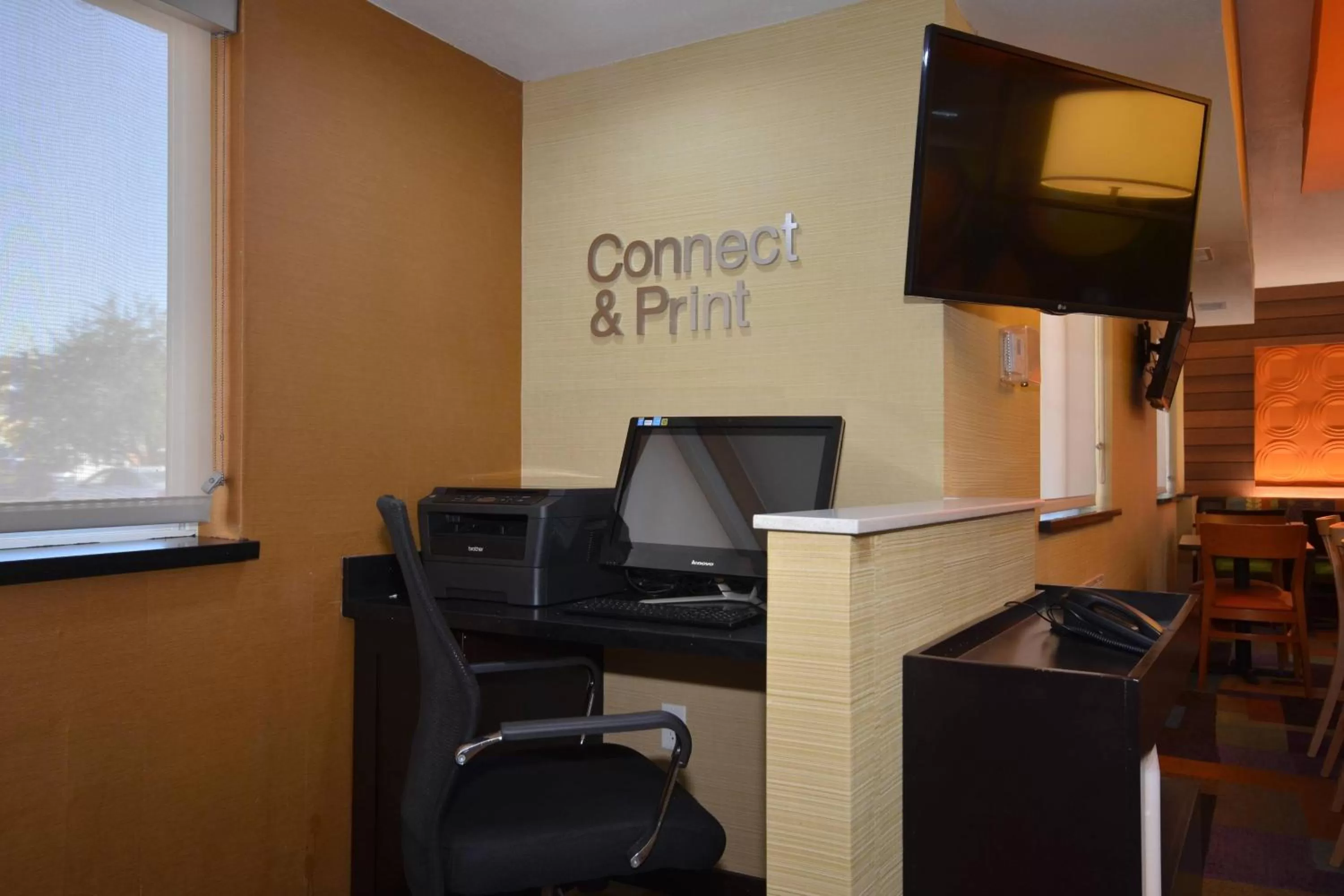 Business facilities, TV/Entertainment Center in Freedom Inn