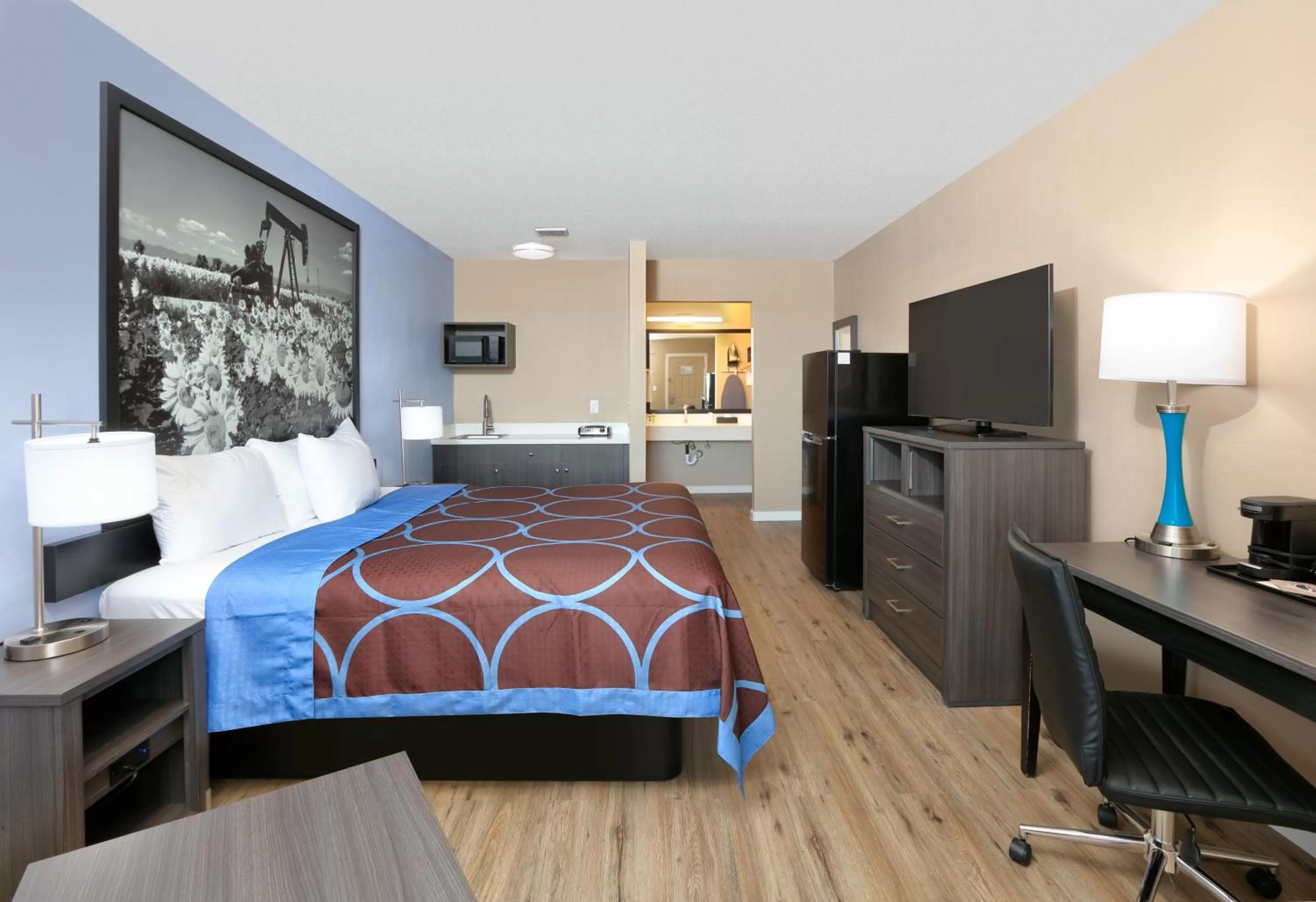 Kitchen or kitchenette, Bed in Super 8 by Wyndham Victoria - South - Hwy 59