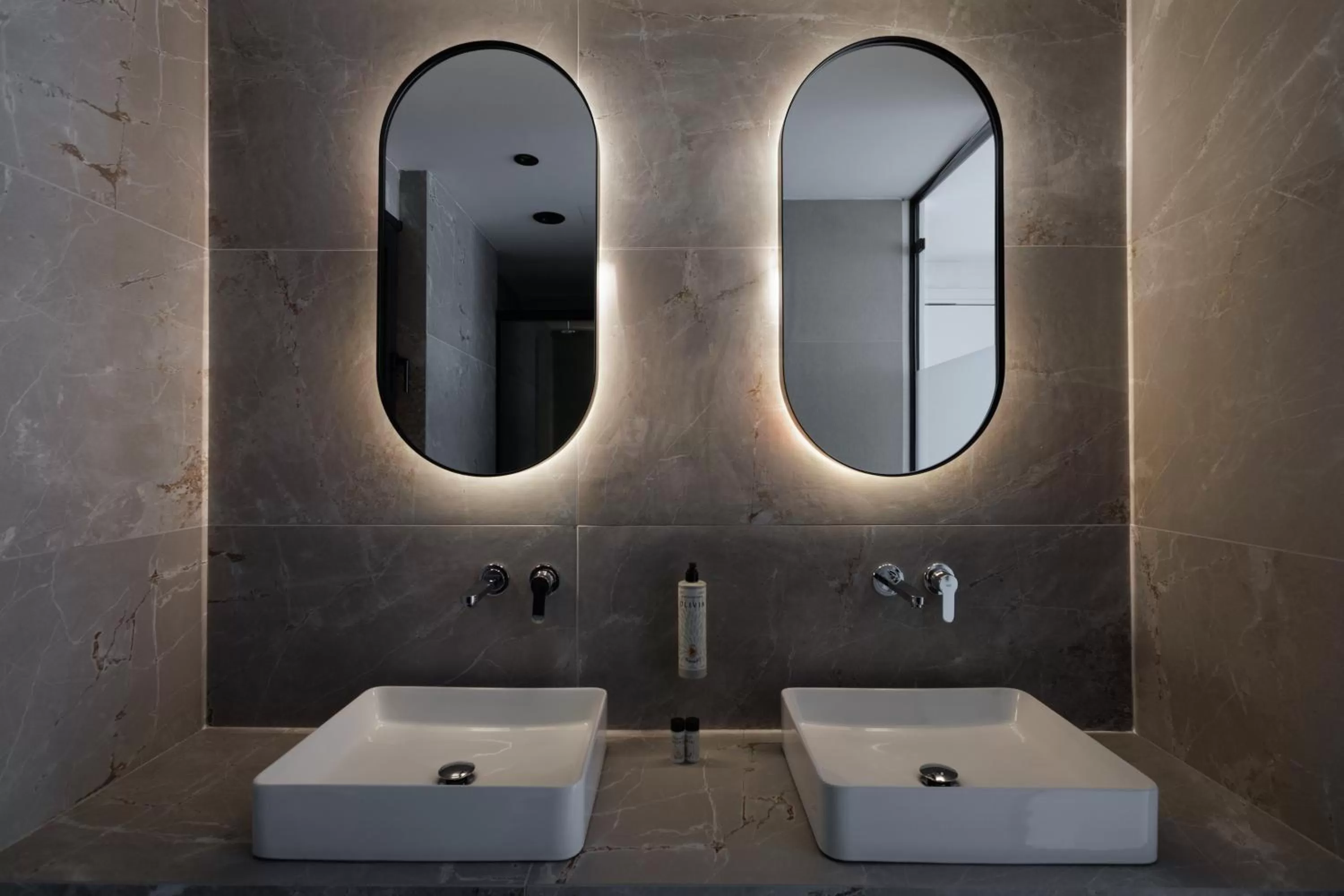 Bathroom in LUX&EASY Signature Syngrou 234