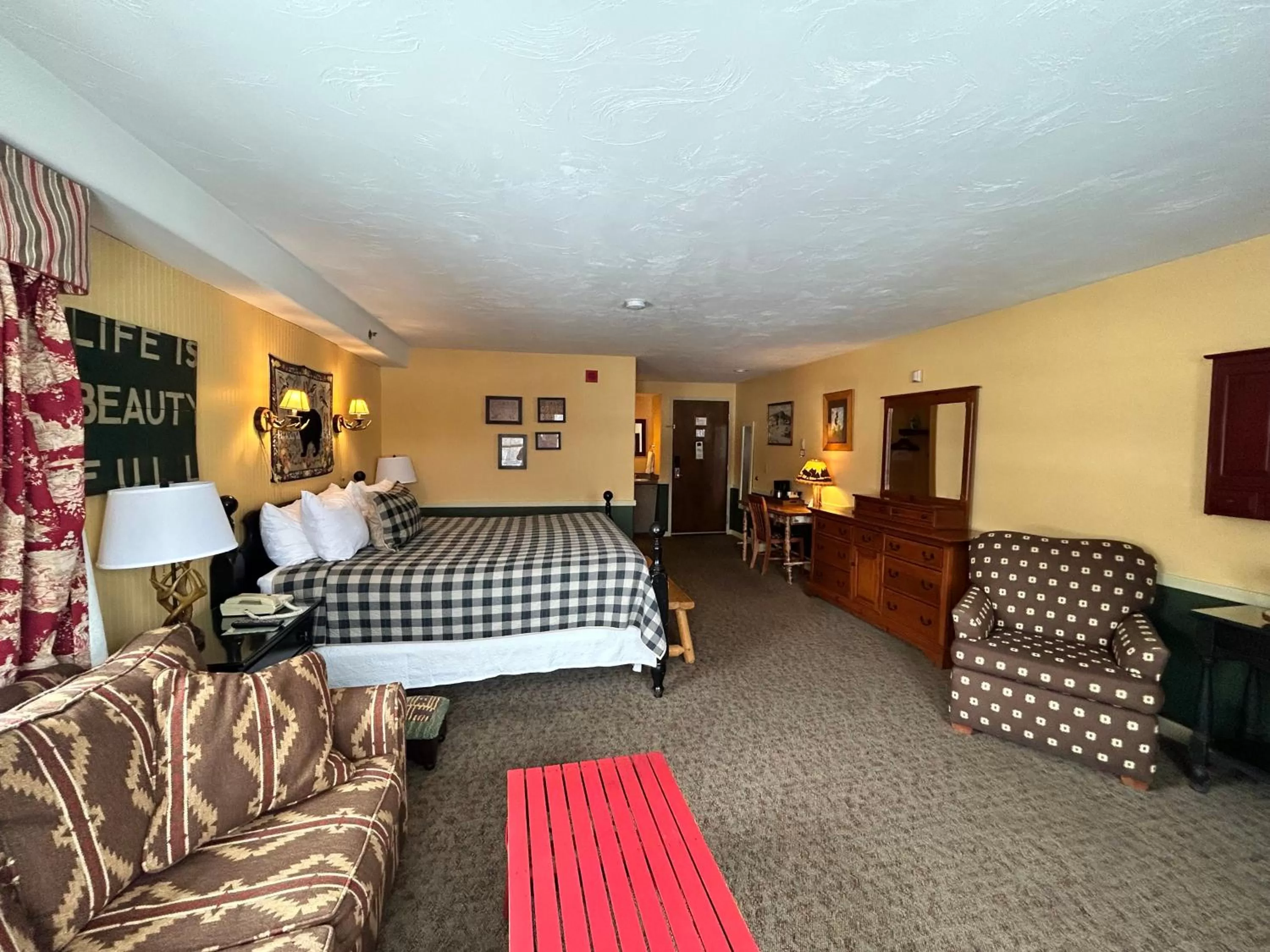 Photo of the whole room, Bed in The Common Man Inn, Spa & Lodge