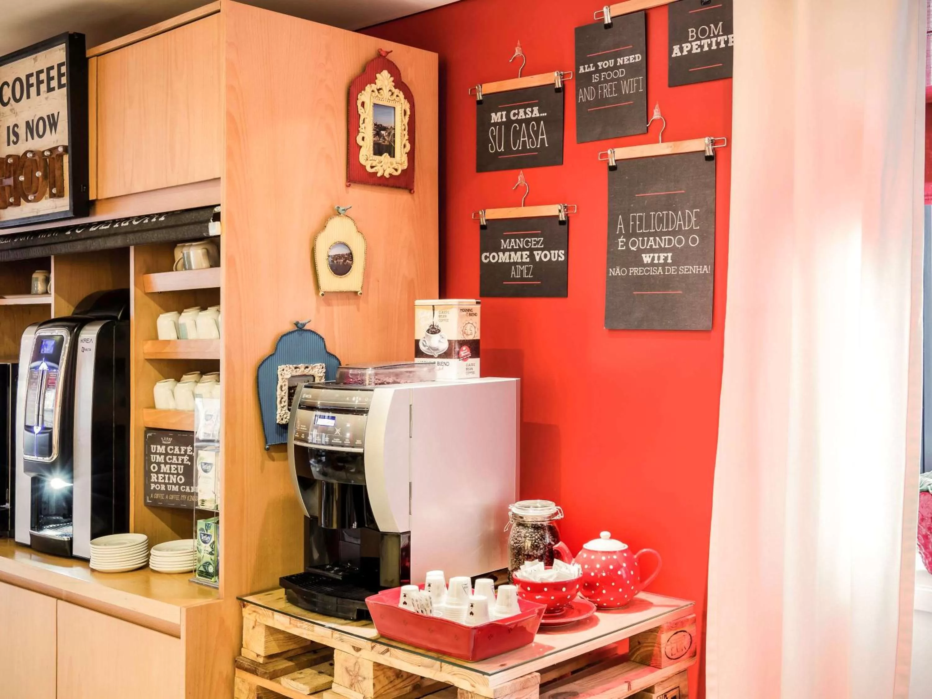 Restaurant/places to eat in ibis Porto Centro São Bento