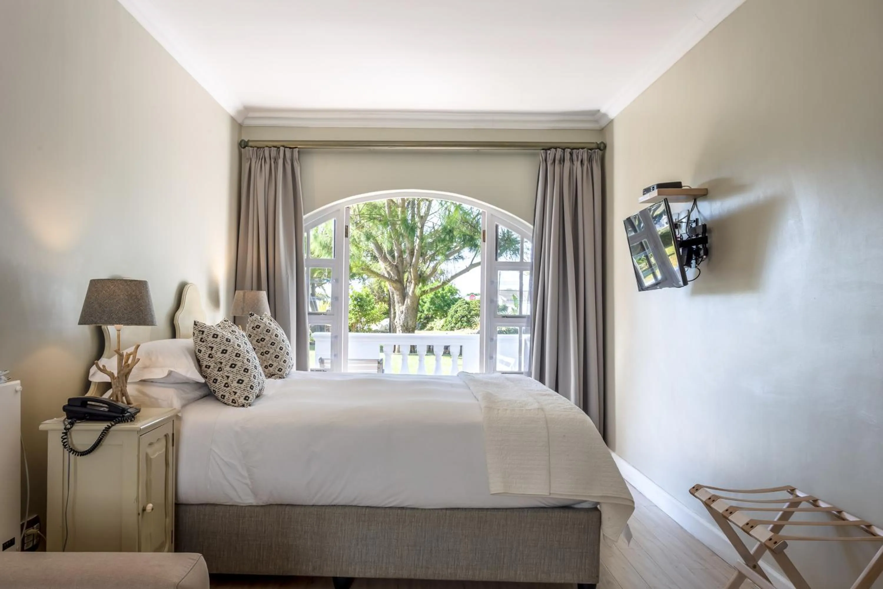 Bed in Whale Rock Luxury Lodge