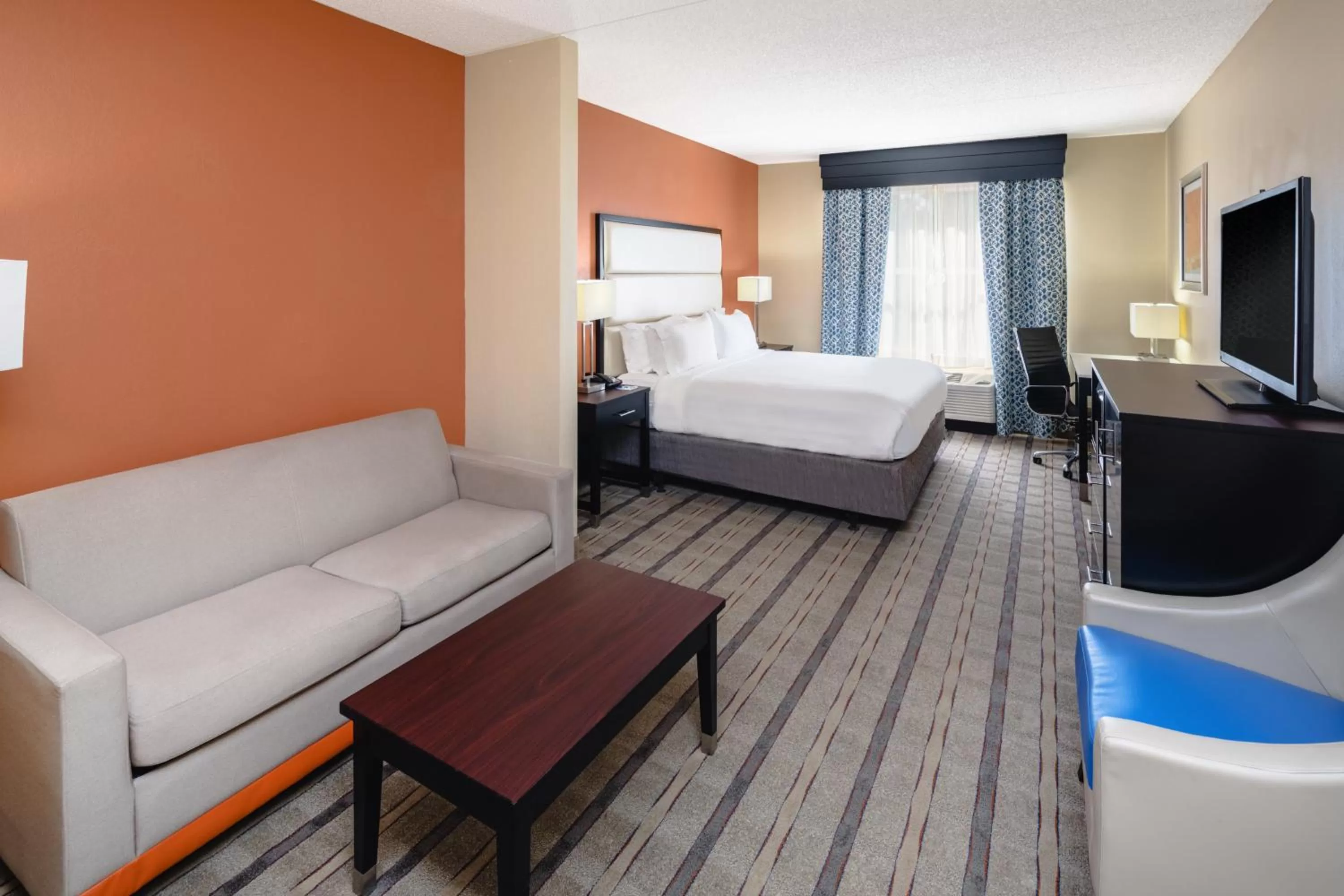 Photo of the whole room, Bed in Holiday Inn Express & Suites Atlanta NE- Duluth by IHG