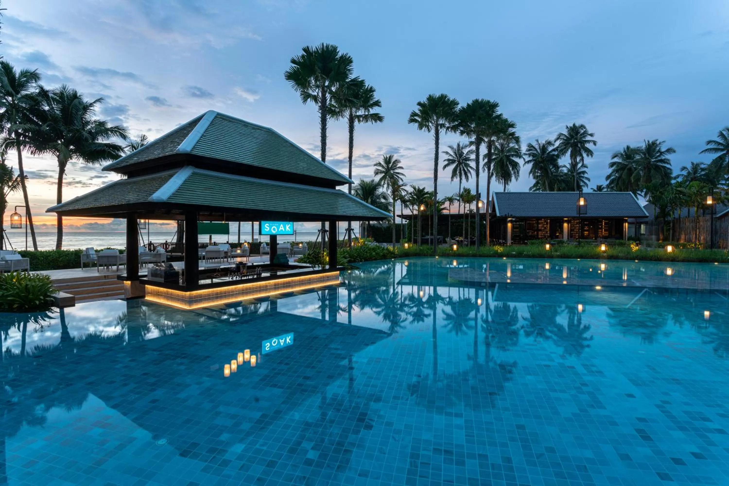 Lounge or bar in Grand Mercure Khao Lak Bangsak
