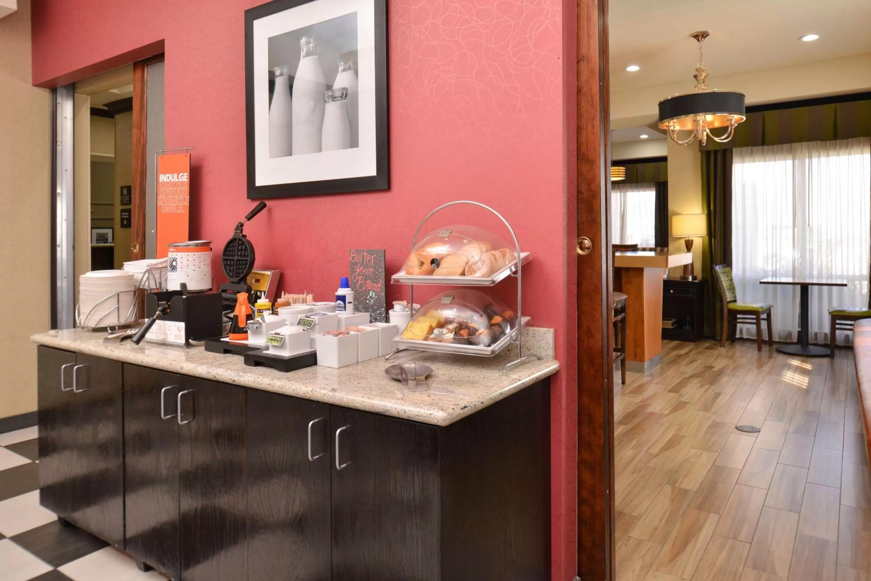 Dining area in Hampton Inn Van Horn
