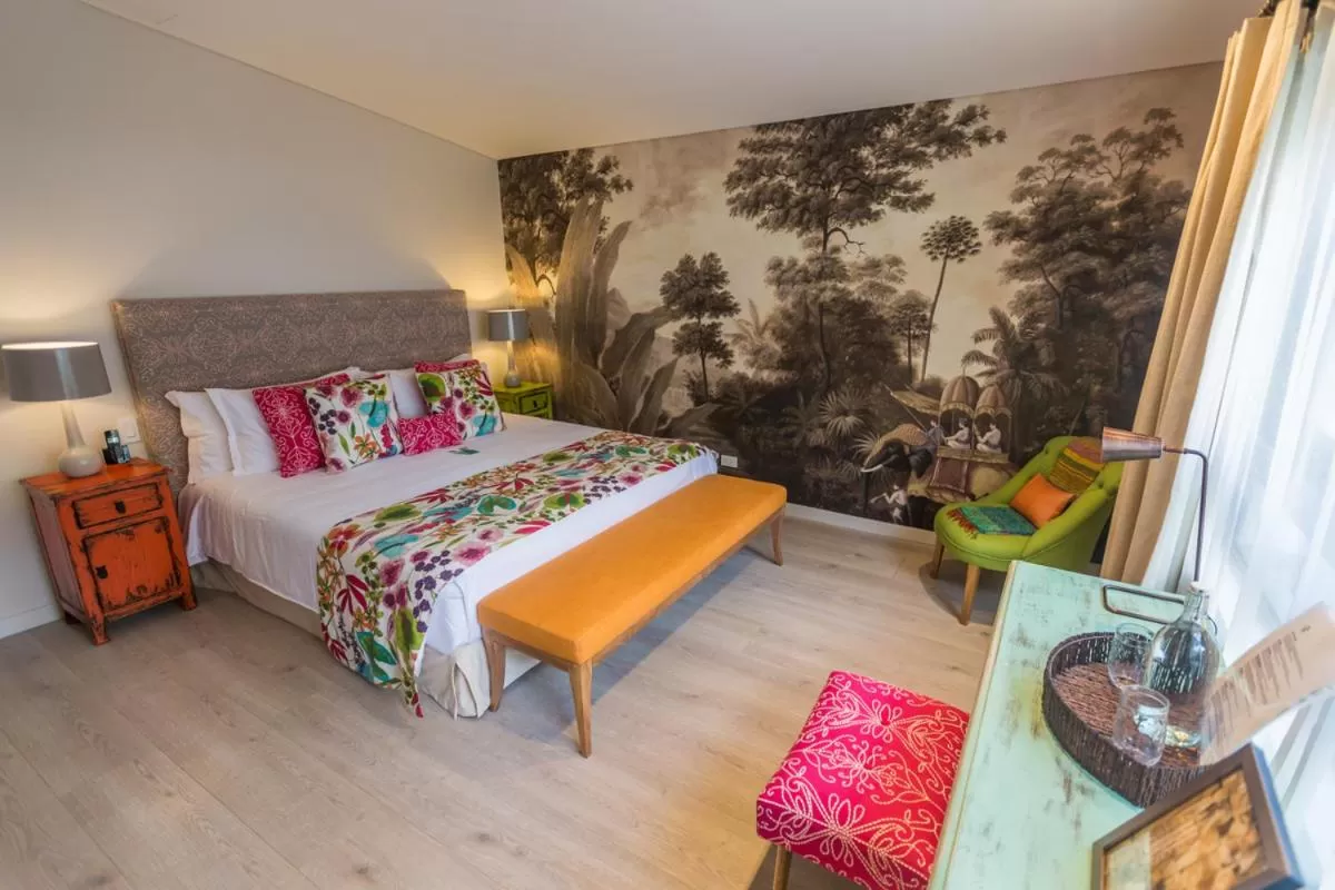 Decorative detail in Patio del Mundo