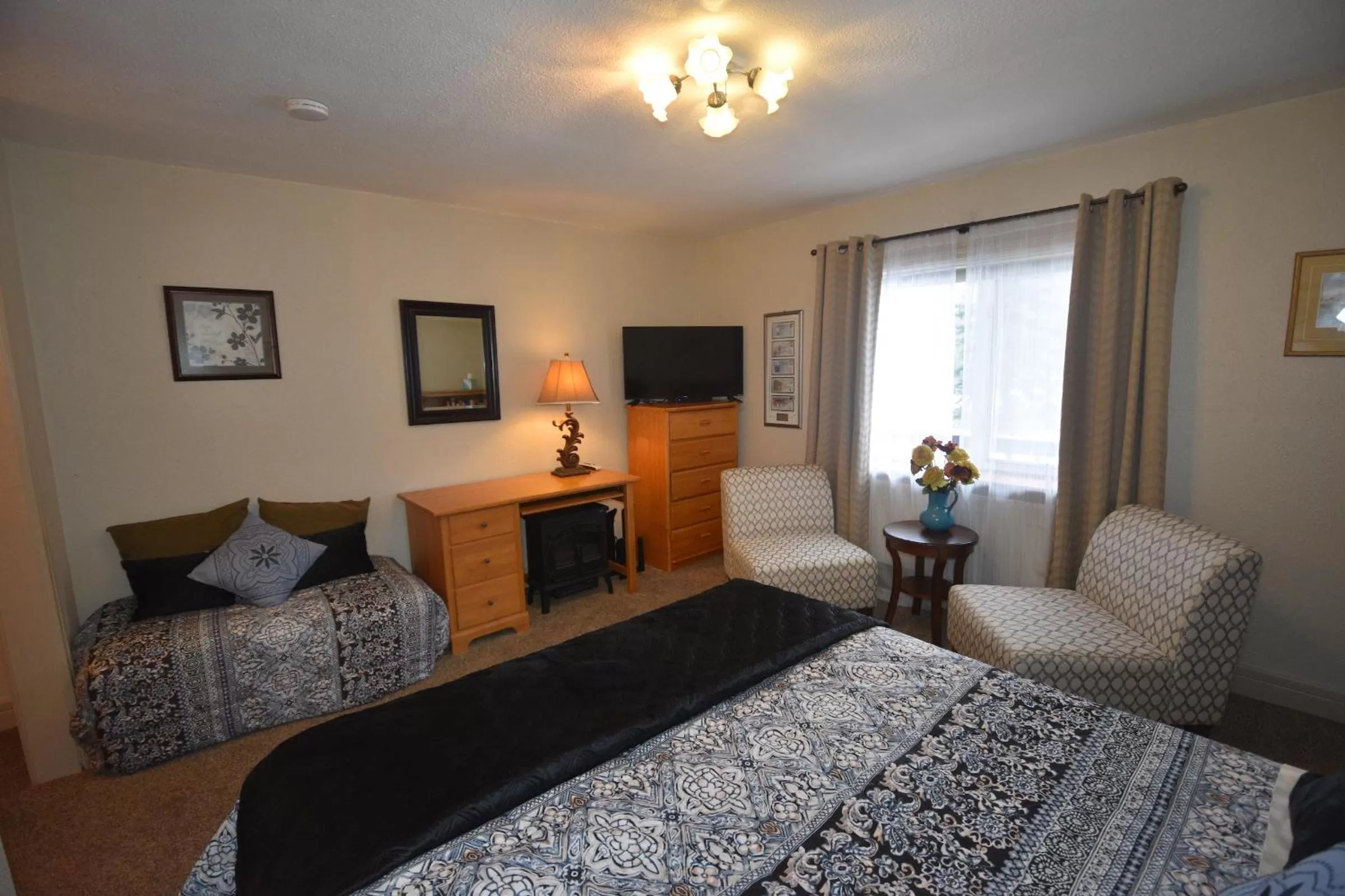 Seating Area in Alaska Grizzly Lodge