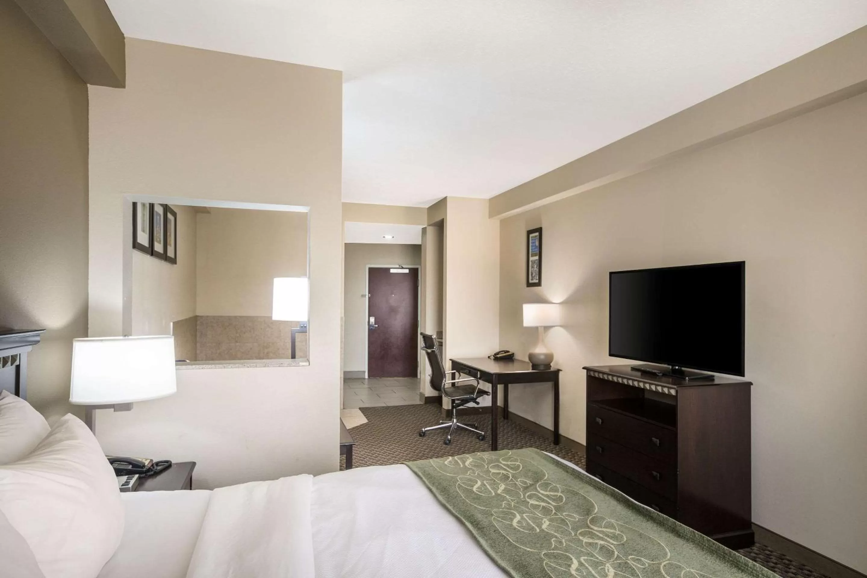 Photo of the whole room, Bed in Comfort Suites Forsyth near I-75