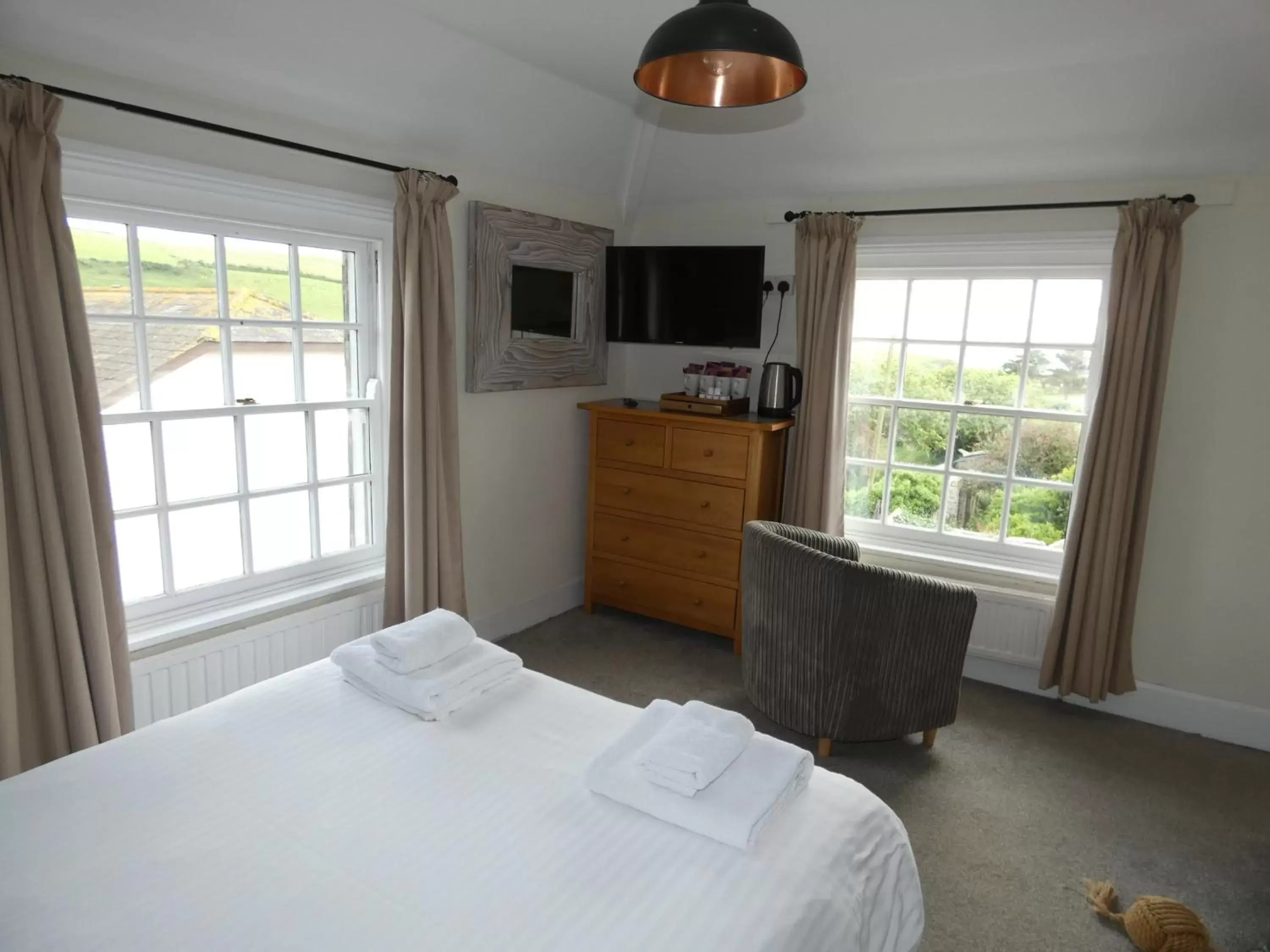 Superior Triple Room in The Sloop Inn Superior Triple Room in The Sloop Inn