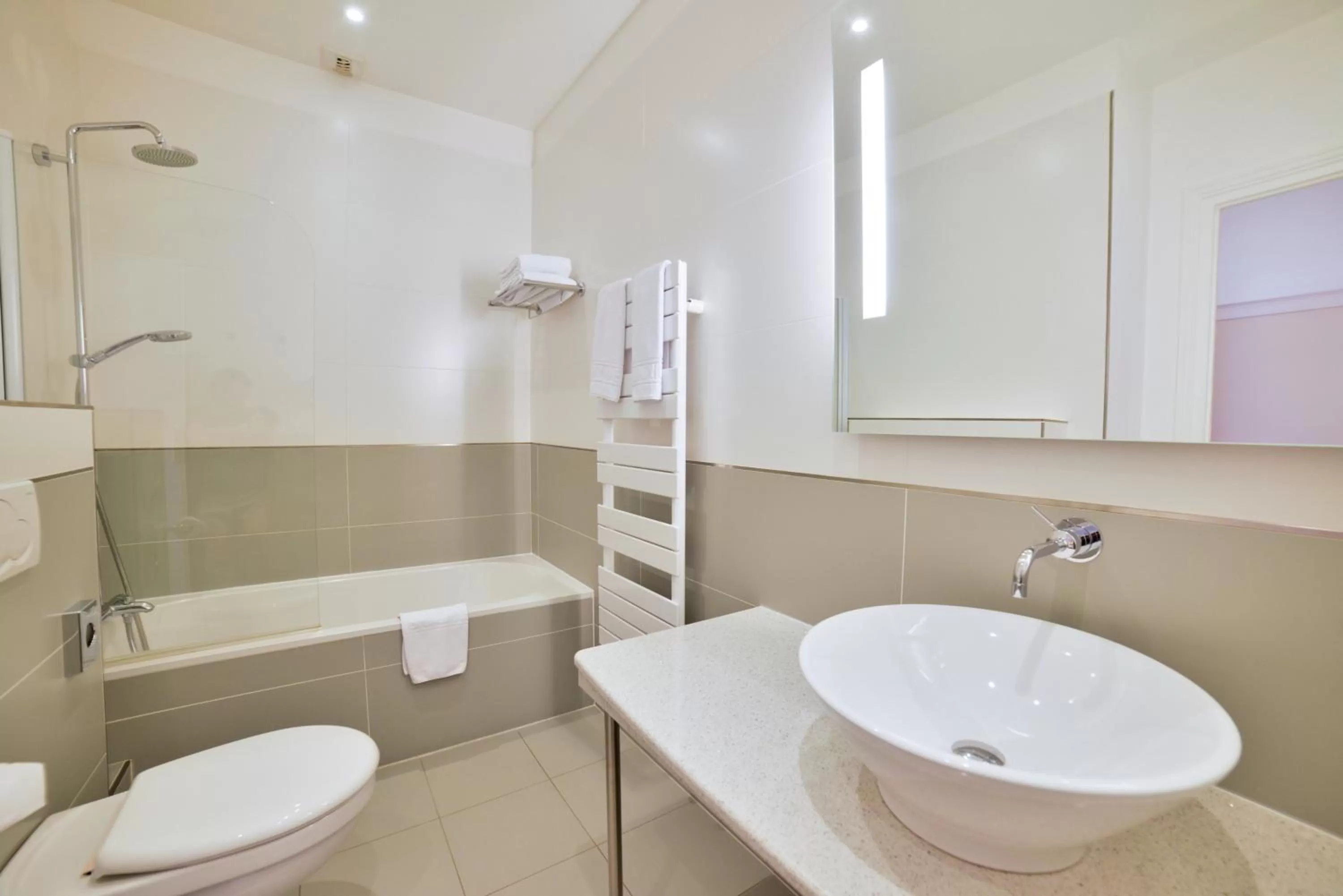 Bathroom in Hôtel Mercure Bayonne Centre Le Grand Hotel