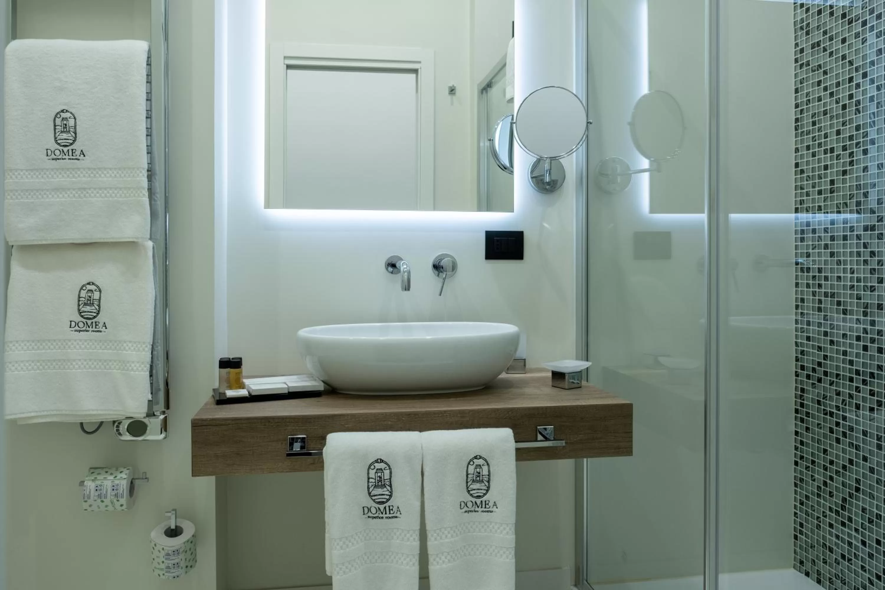 Shower in Domea Superior Rooms Bed and Breakfast