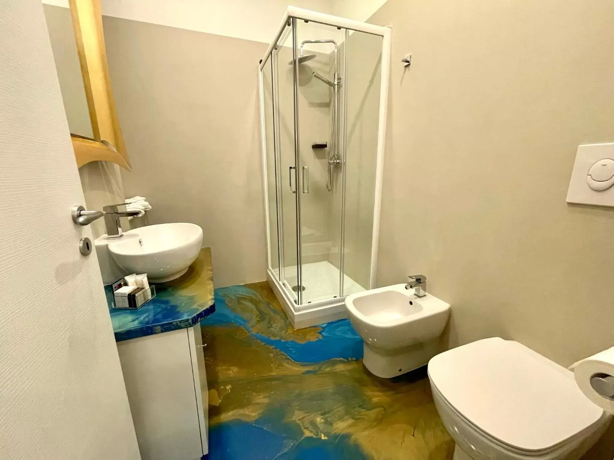 Double Room with Private Bathroom in Tribus Boutique Hotel Double Room with Private Bathroom in Tribus Boutique Hotel