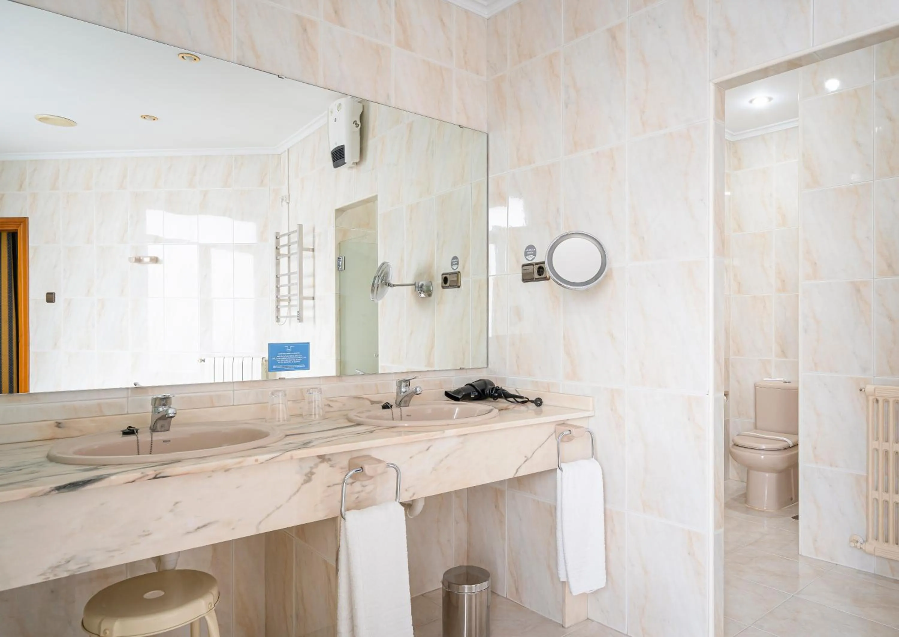 Bathroom in Hotel Hernán Cortés