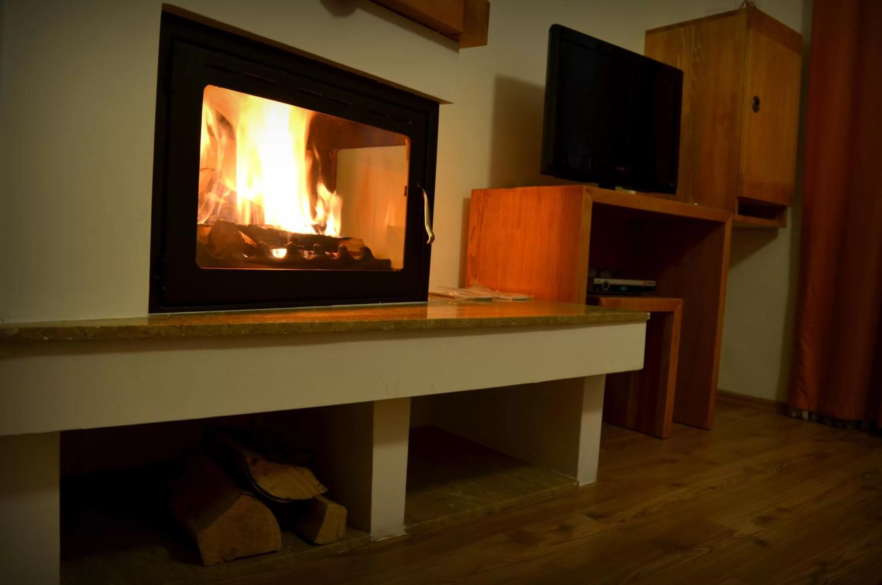 TV and multimedia, TV/Entertainment Center in Hotel Prizreni