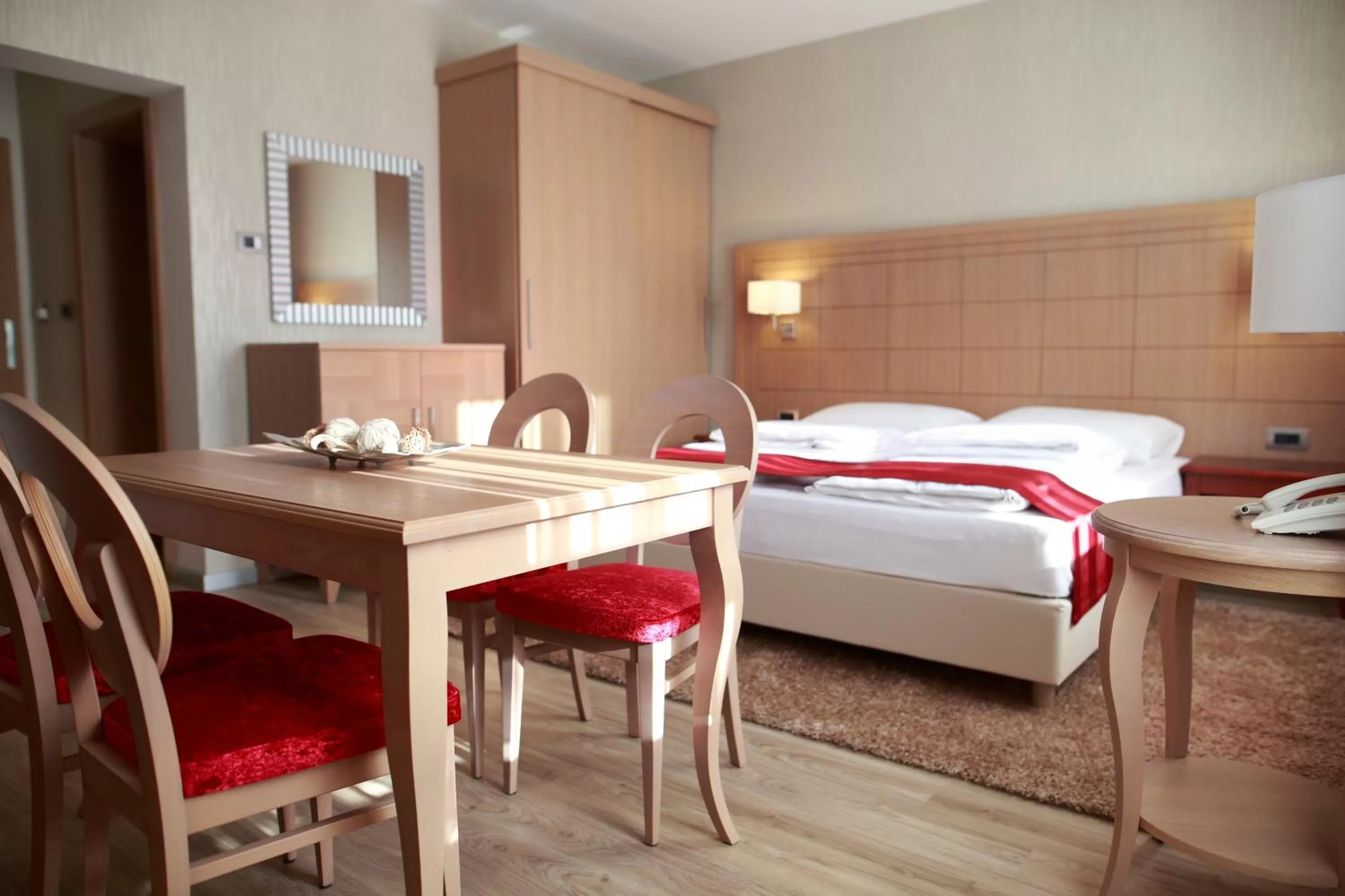 Seating area, Bed in Hotel Raca