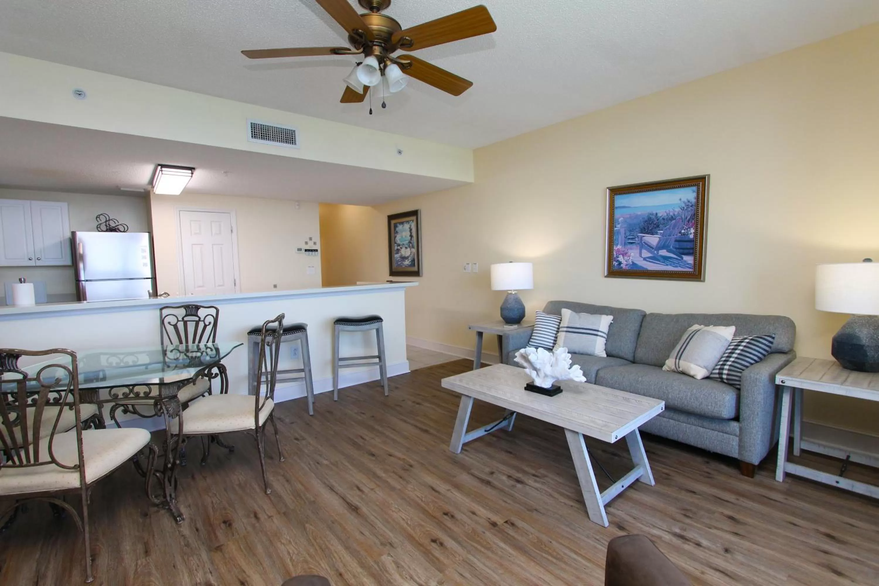 Kitchen or kitchenette, Seating Area in Majestic Beach Resort, Panama City Beach, Fl