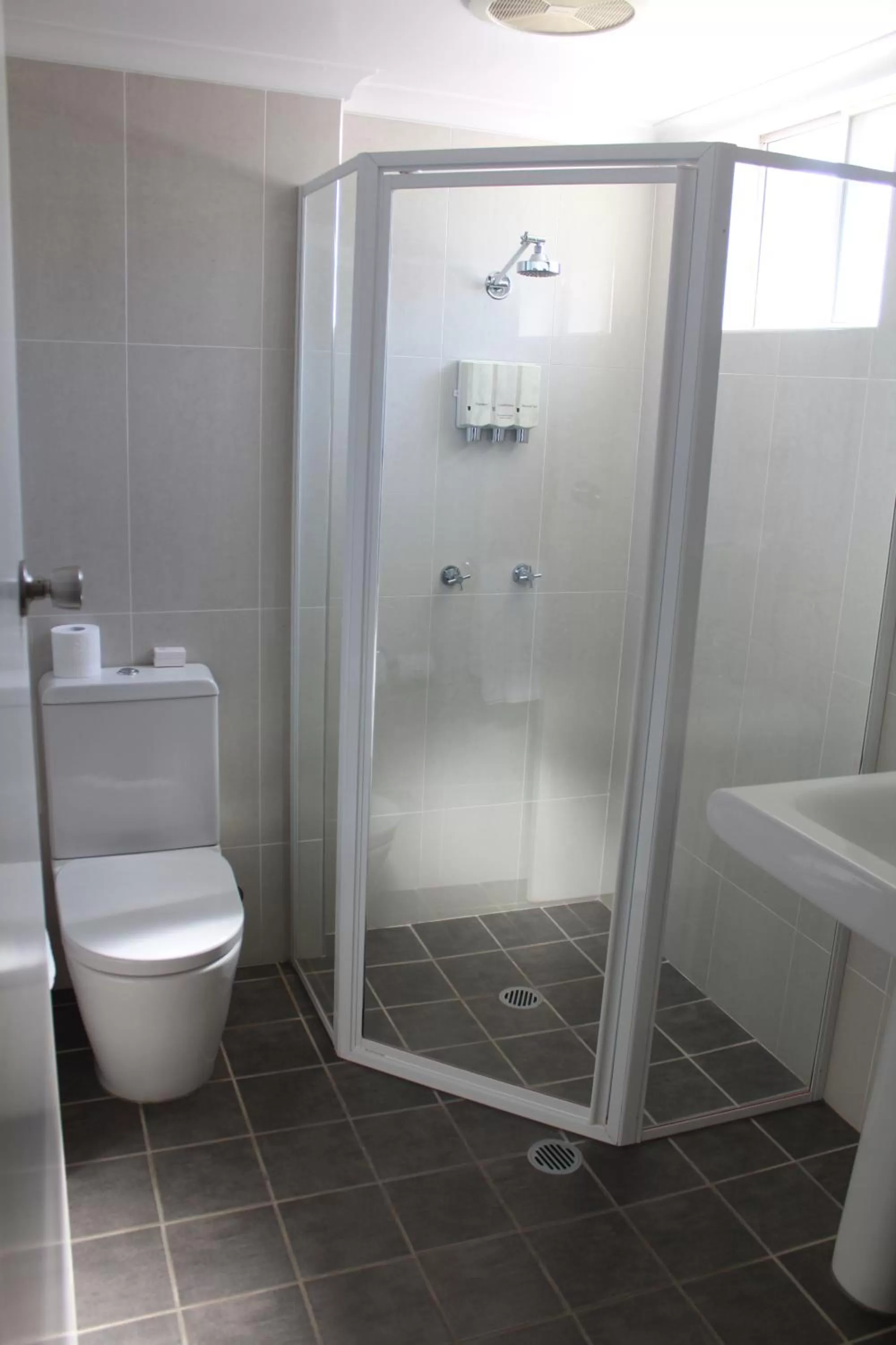 Bathroom in Mid City Motor Inn Singleton