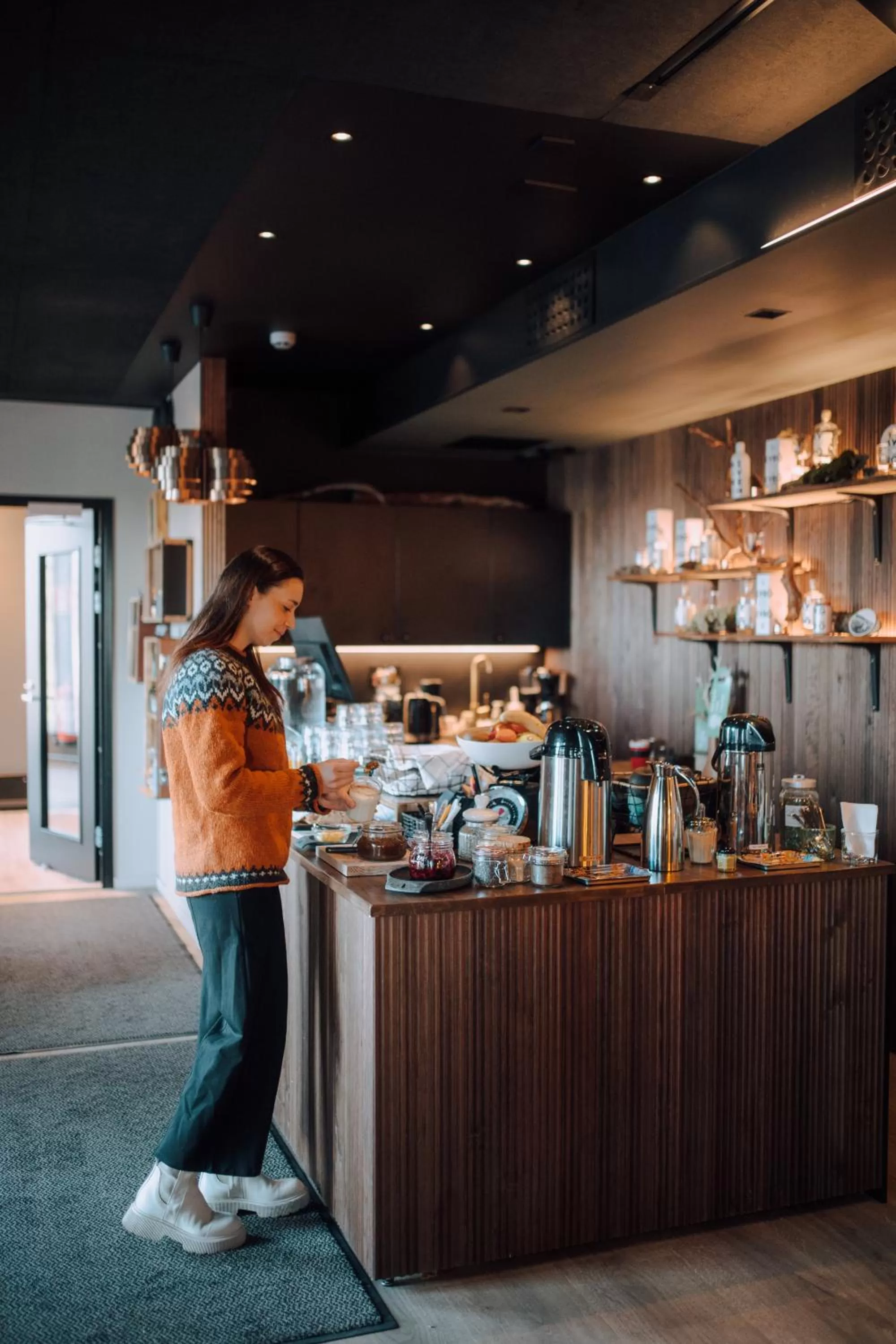 Lounge or bar in Haltia Lake Lodge nature boutique hotel & glamping