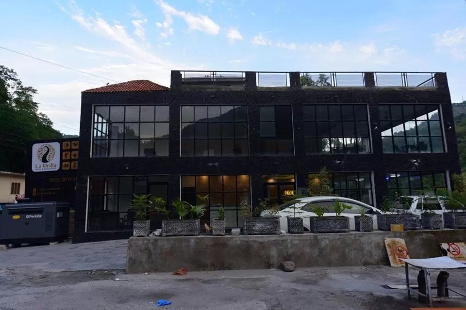 Property building in Hotel La Orilla Muzaffarabad