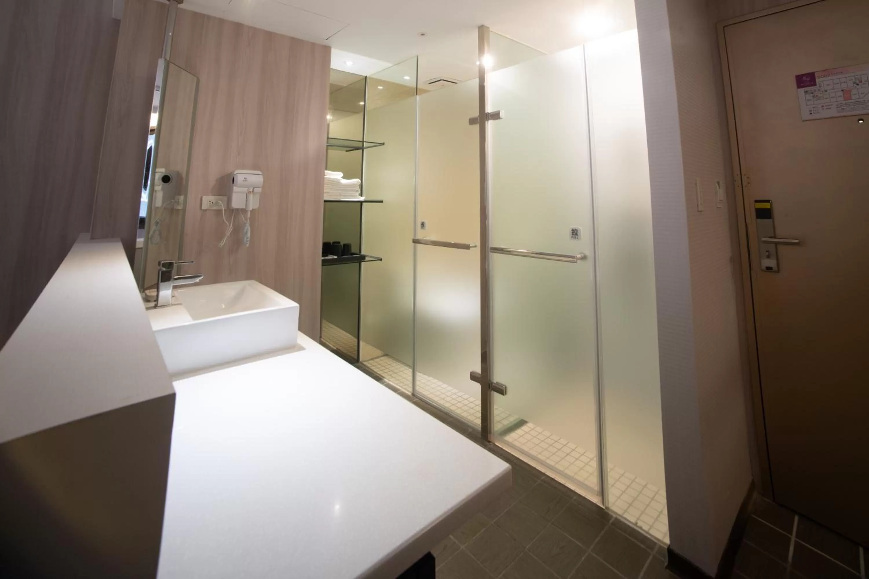 Shower in Artinn藝築文旅-台北站前館