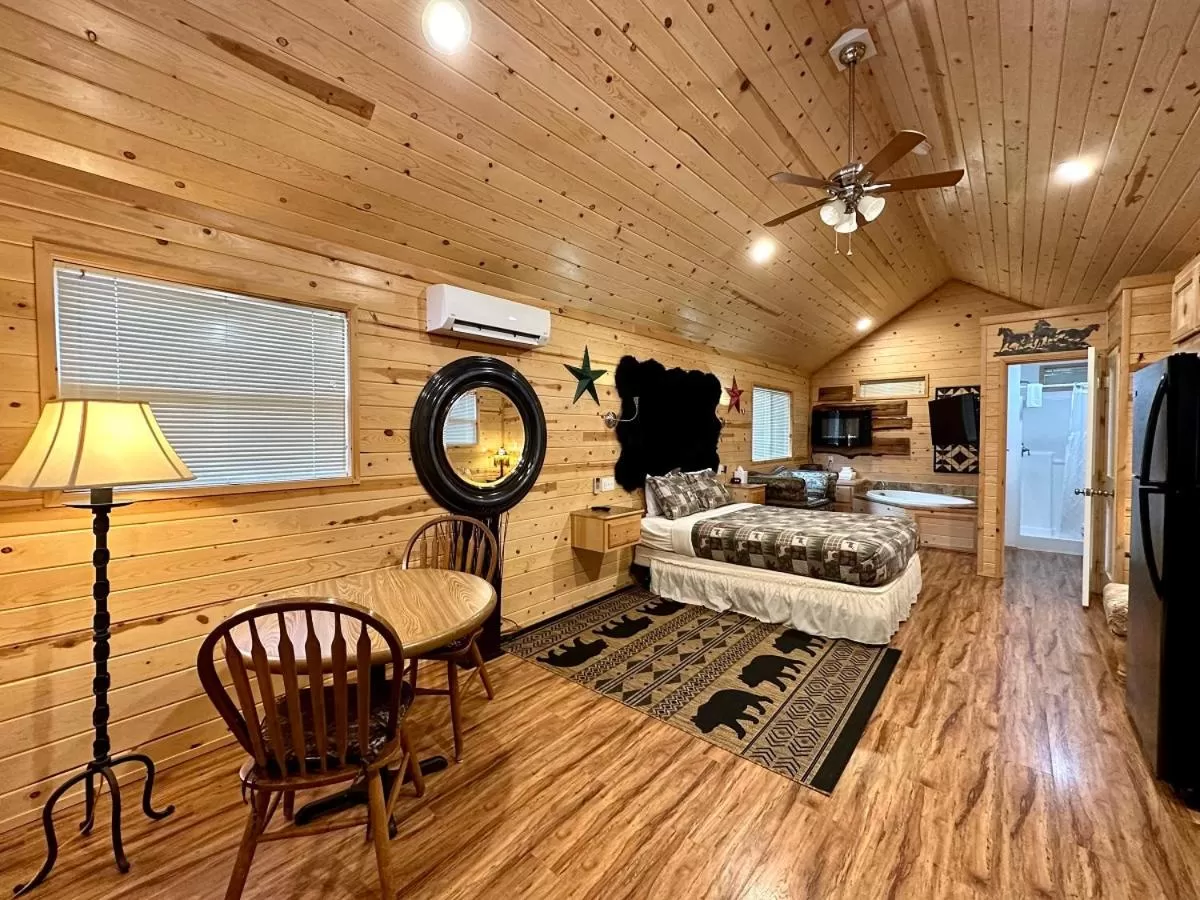 Jacuzzi Cabin for Two in Packwood Lodge & Cabins