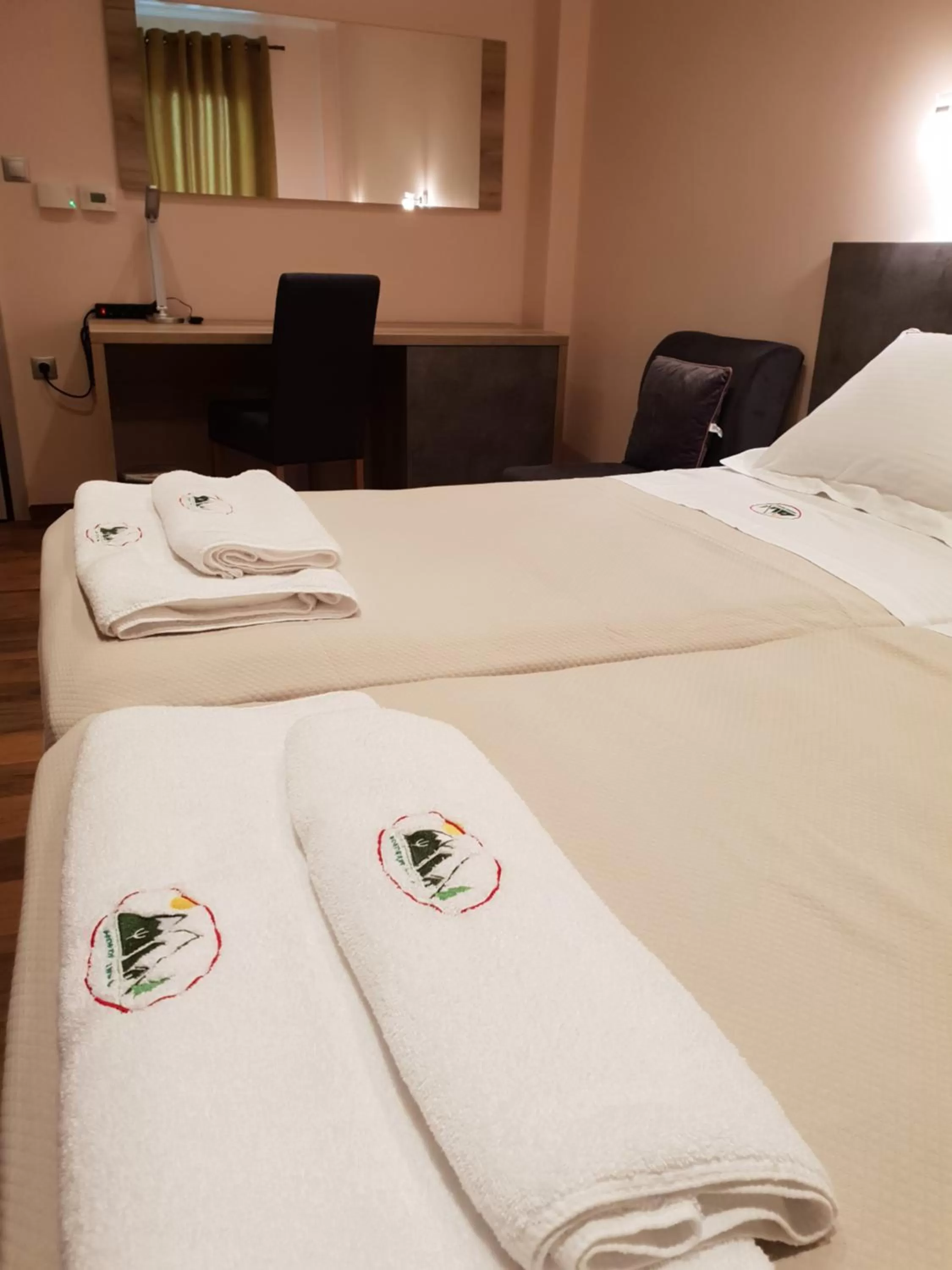 Photo of the whole room, Bed in Mondeus Inn Luxury