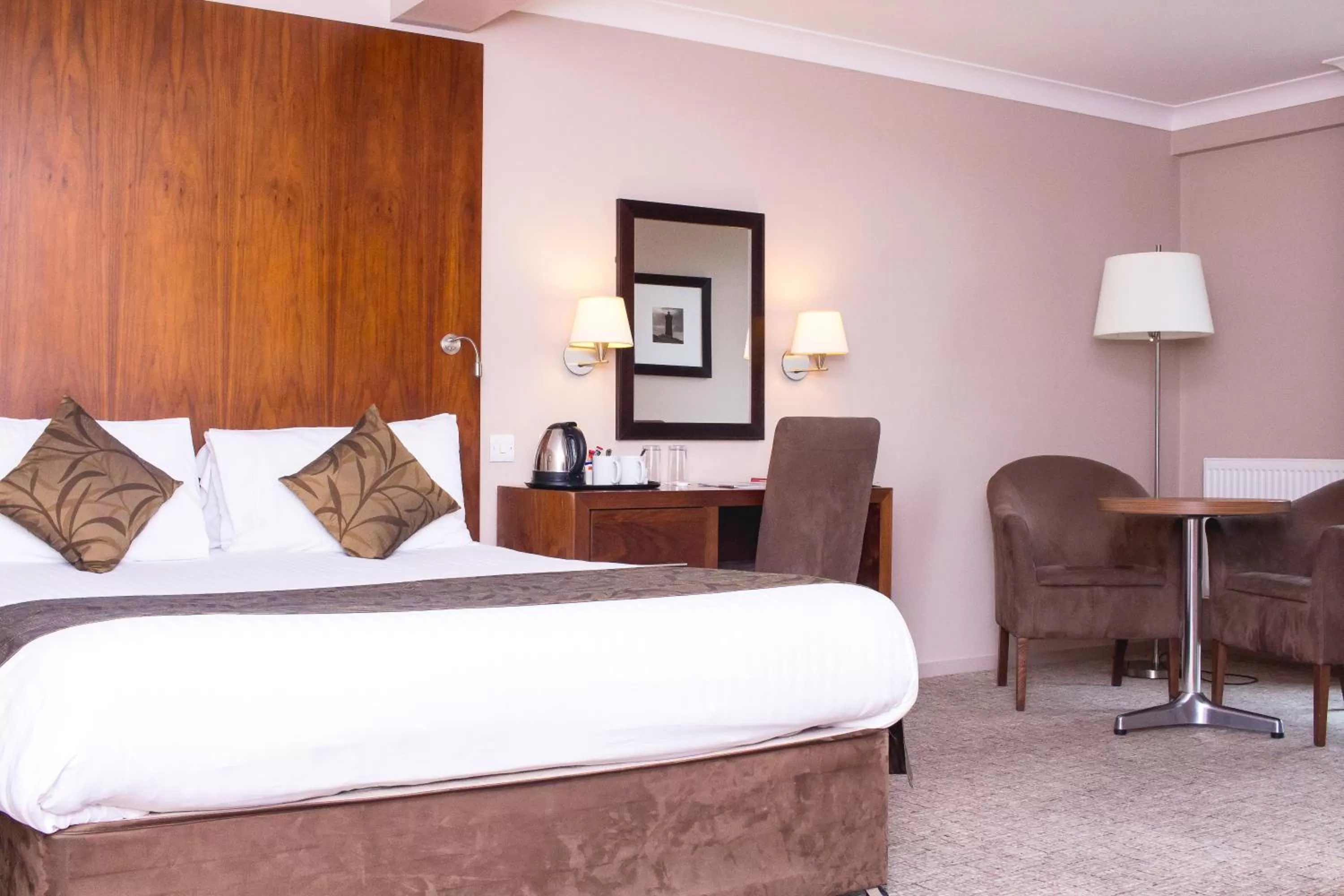 Photo of the whole room, Bed in Humber Royal Hotel