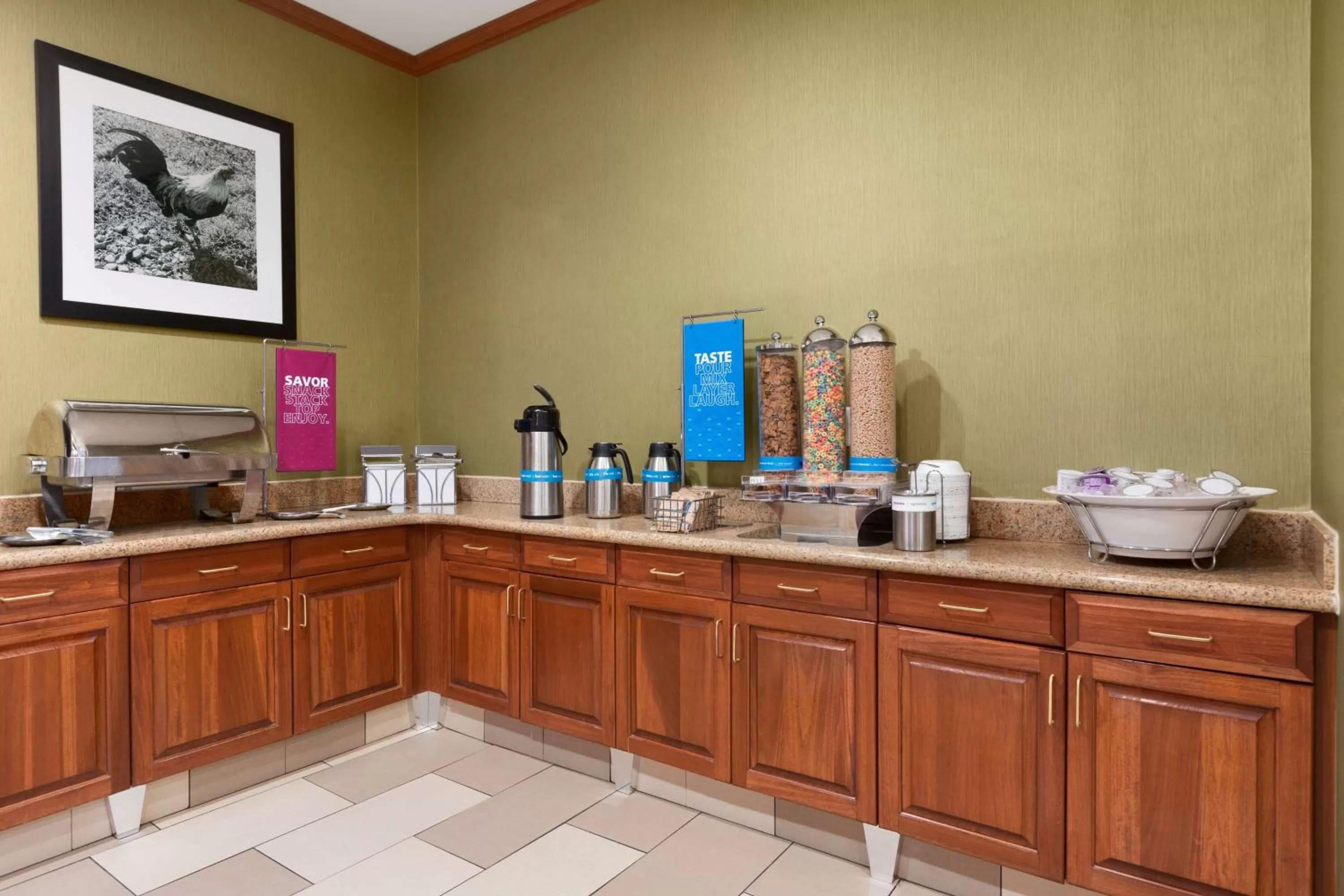 Dining area in Hampton Inn & Suites Williamsburg Historic District