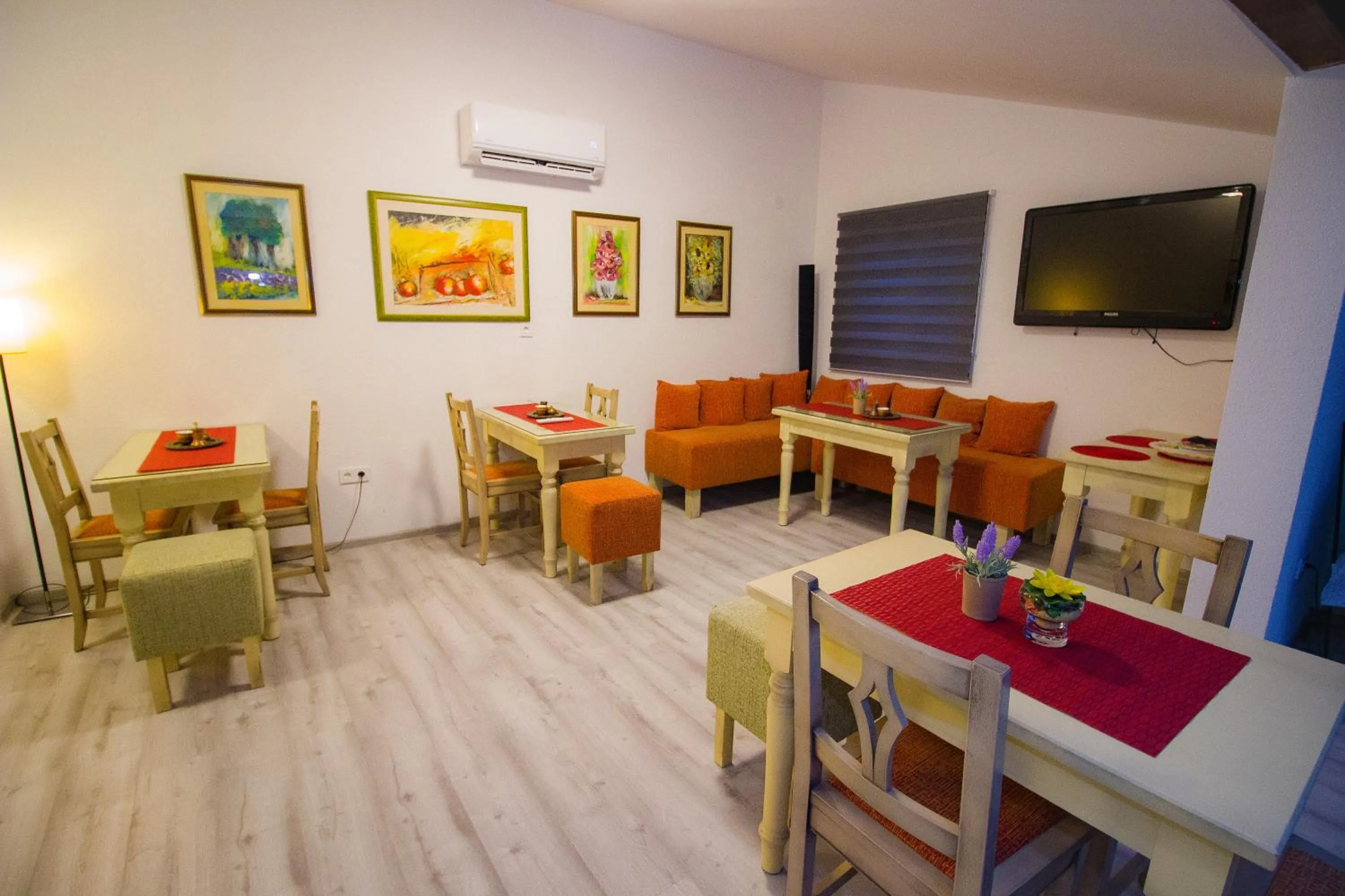 Communal lounge/ TV room, Restaurant/Places to Eat in Motel Deny