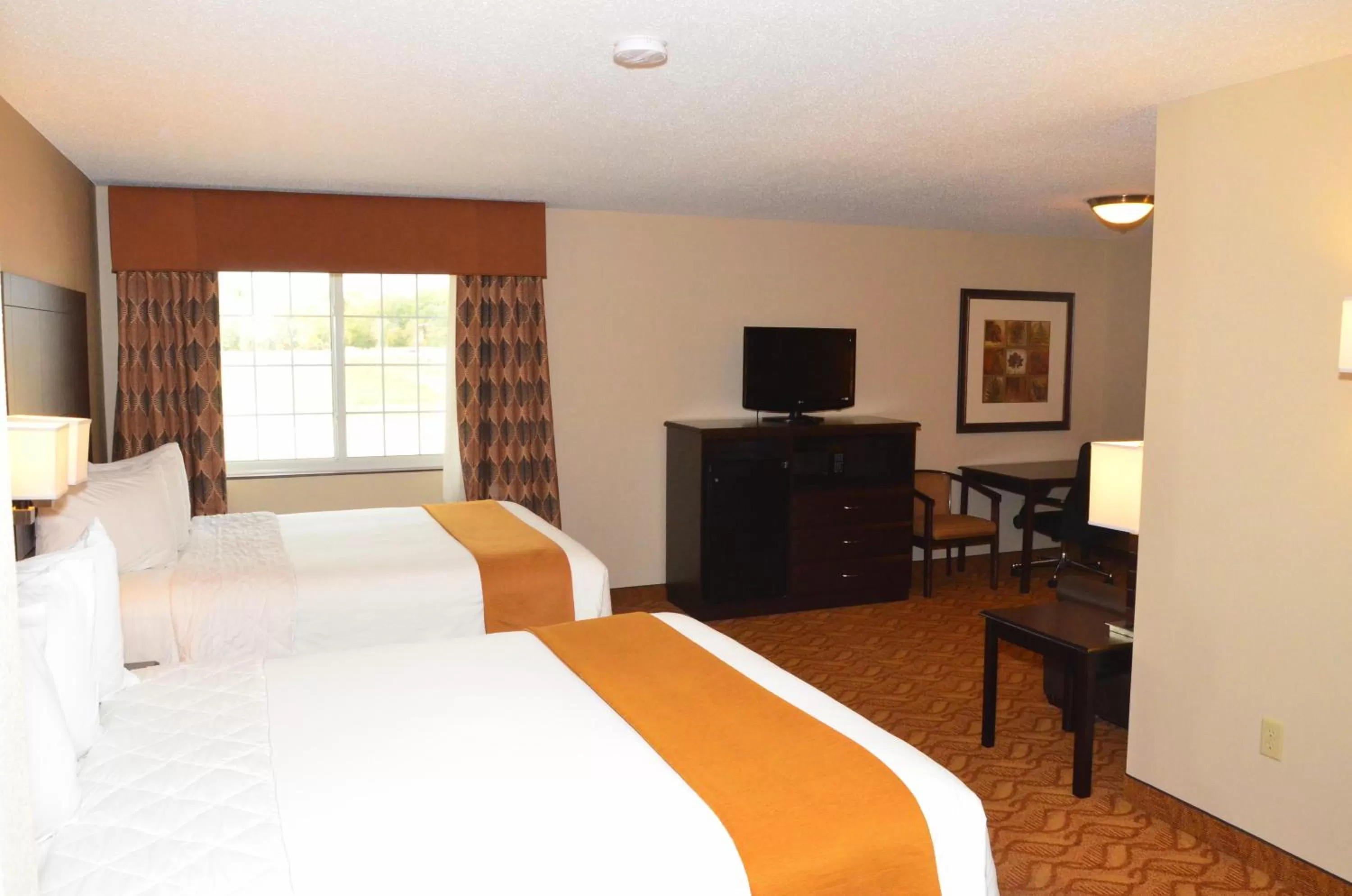 Bed in Cobblestone Inn & Suites - Lake View