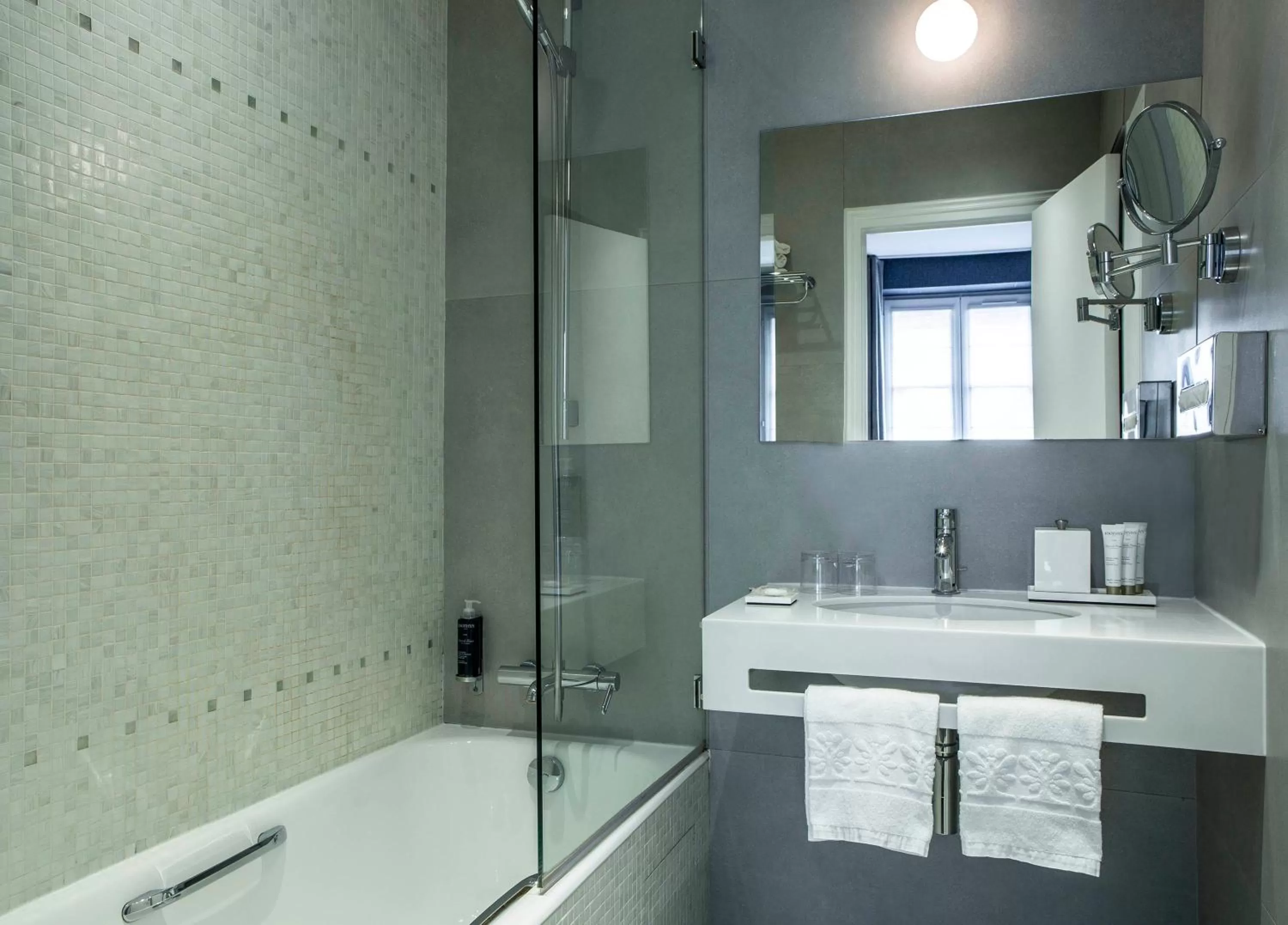 Bathroom in Hôtel de la Place du Louvre - Esprit de France