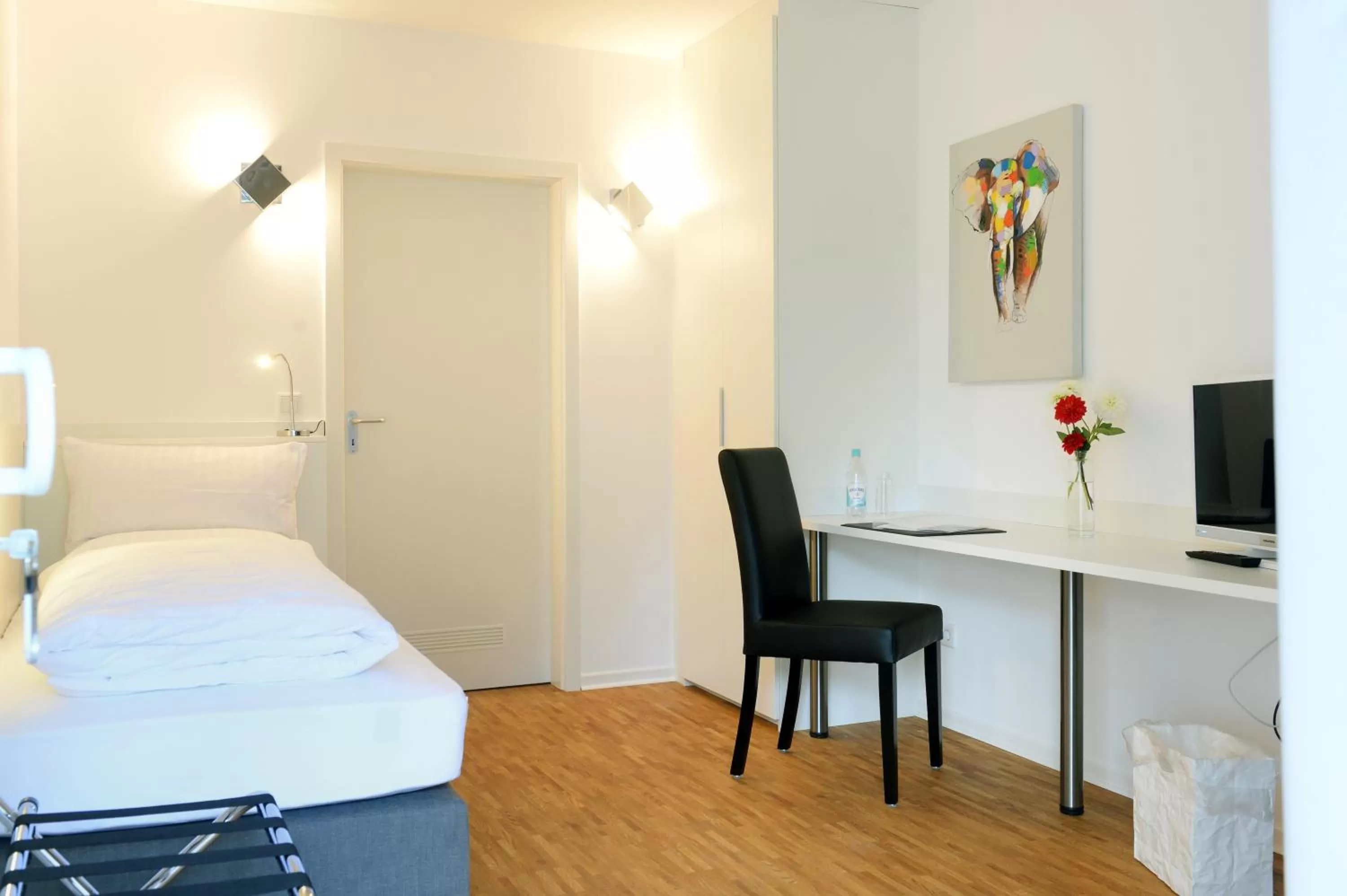 Photo of the whole room, Bed in Bed & Breakfast Meerbusch