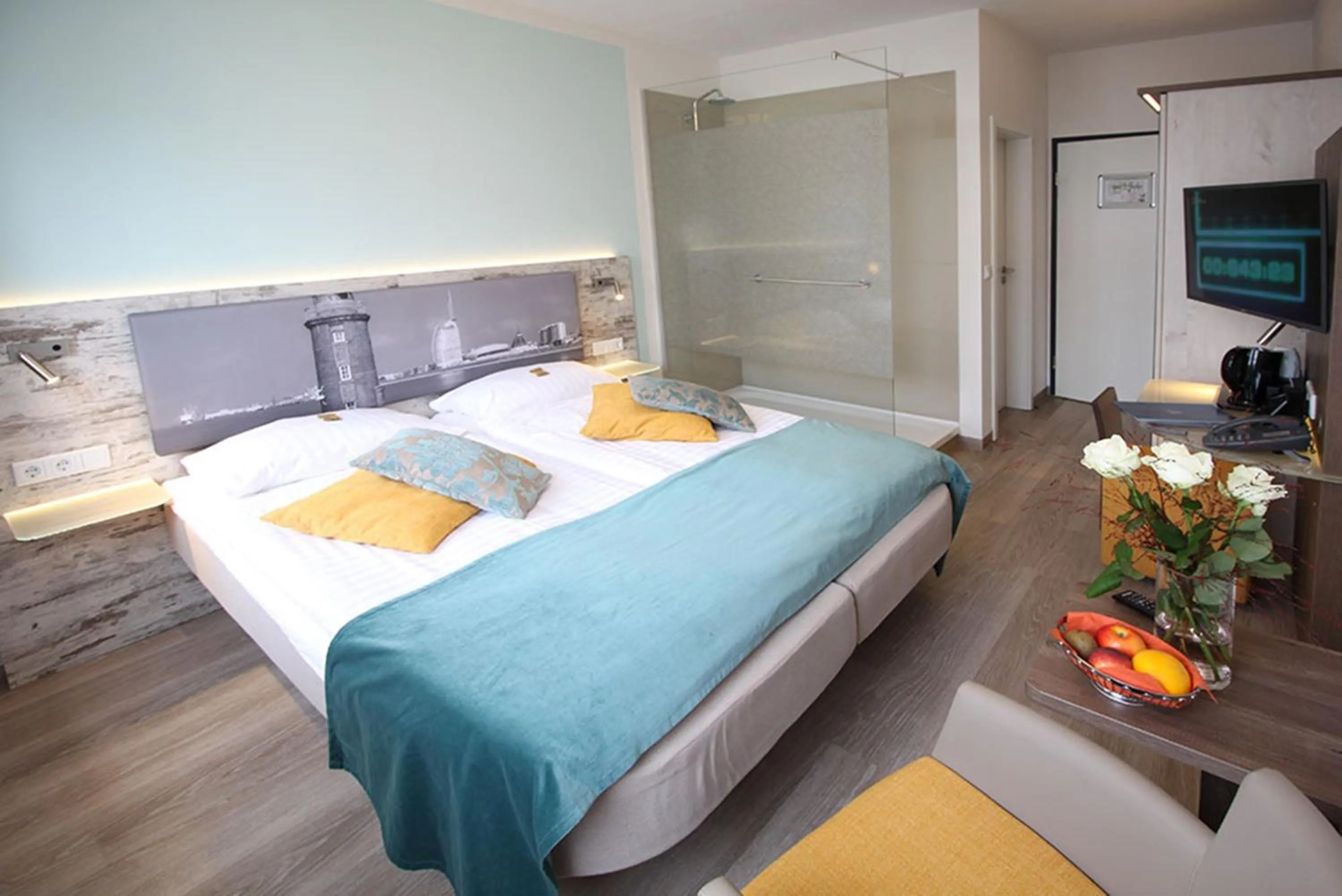 Shower, Bed in City Hotel